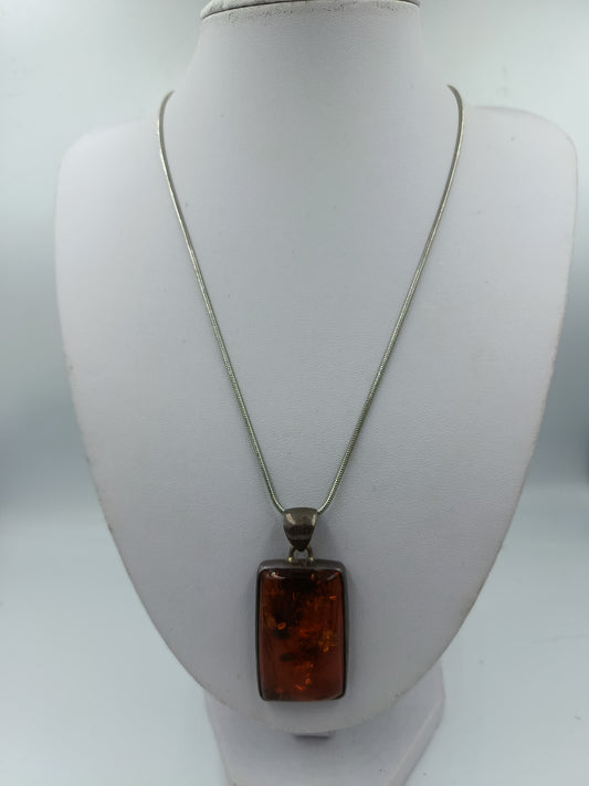 Halskette mit rechteckigem Bernstein Anhänger und silberfarbener Schlangenkette