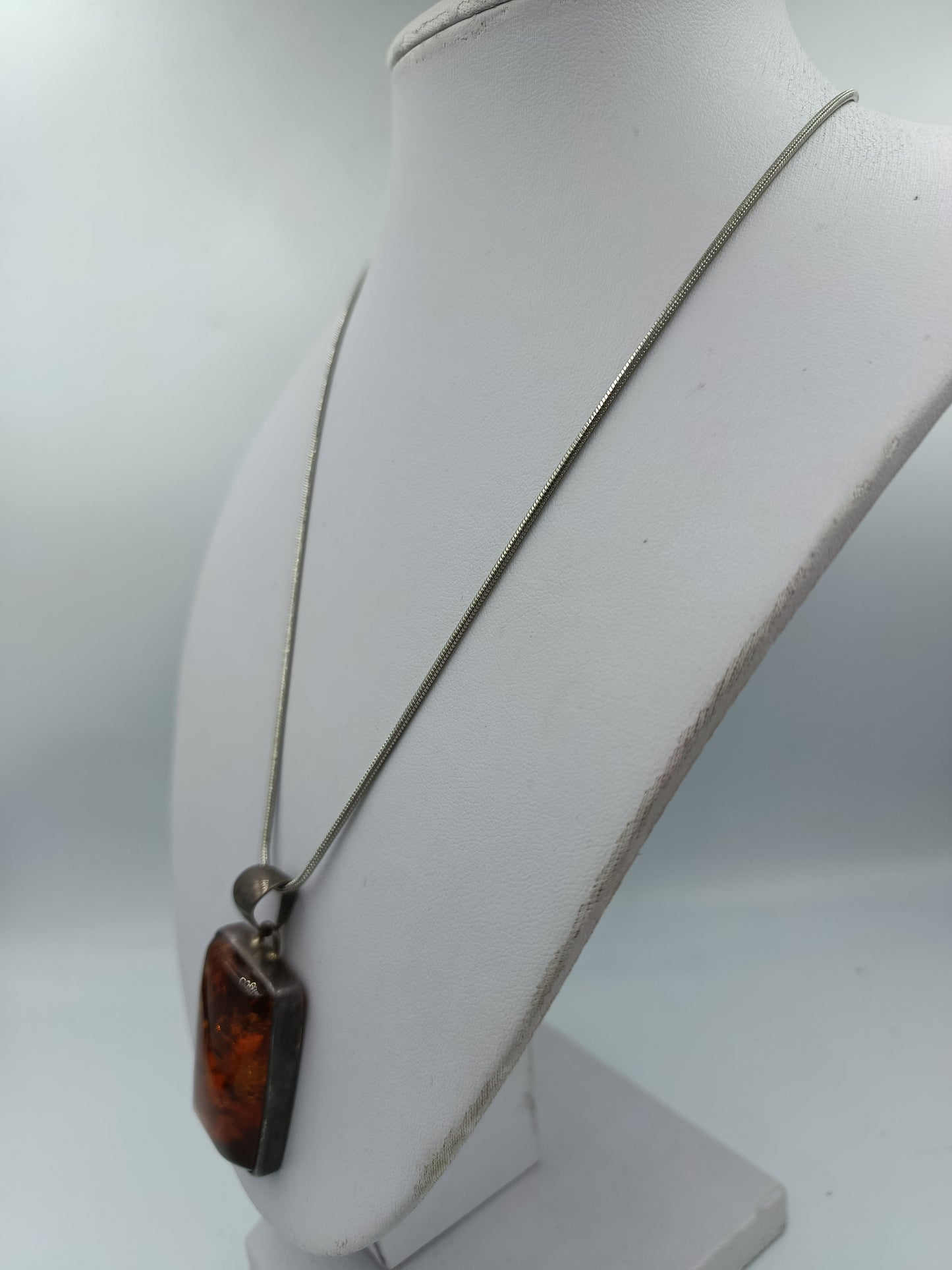 Halskette mit rechteckigem Bernstein Anhänger und silberfarbener Schlangenkette