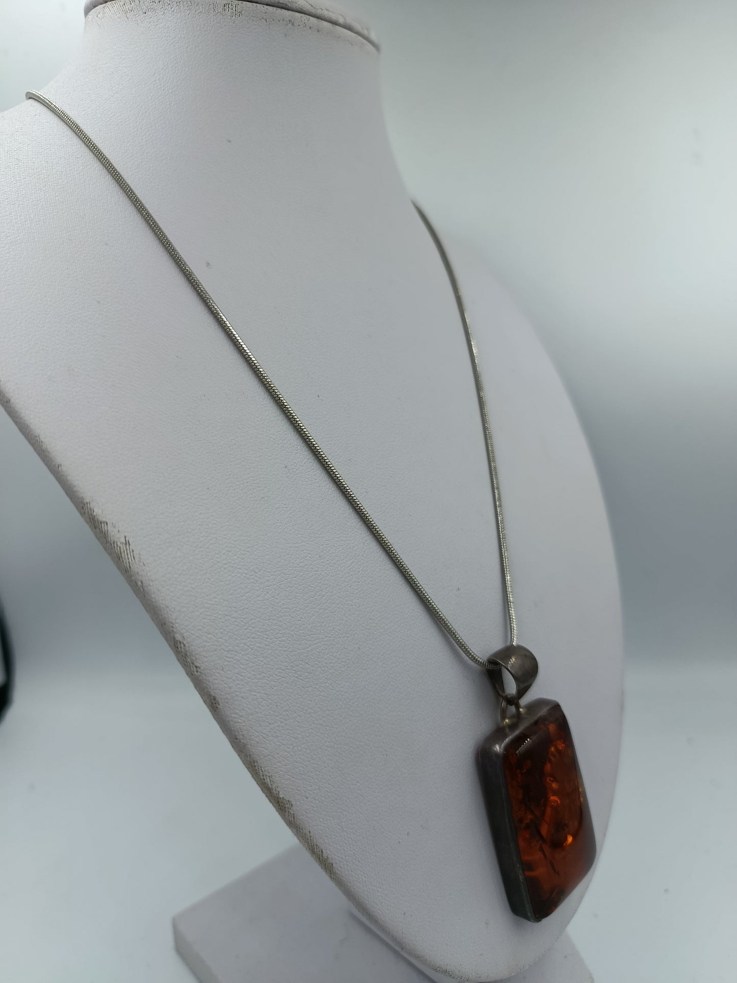 Halskette mit rechteckigem Bernstein Anhänger und silberfarbener Schlangenkette