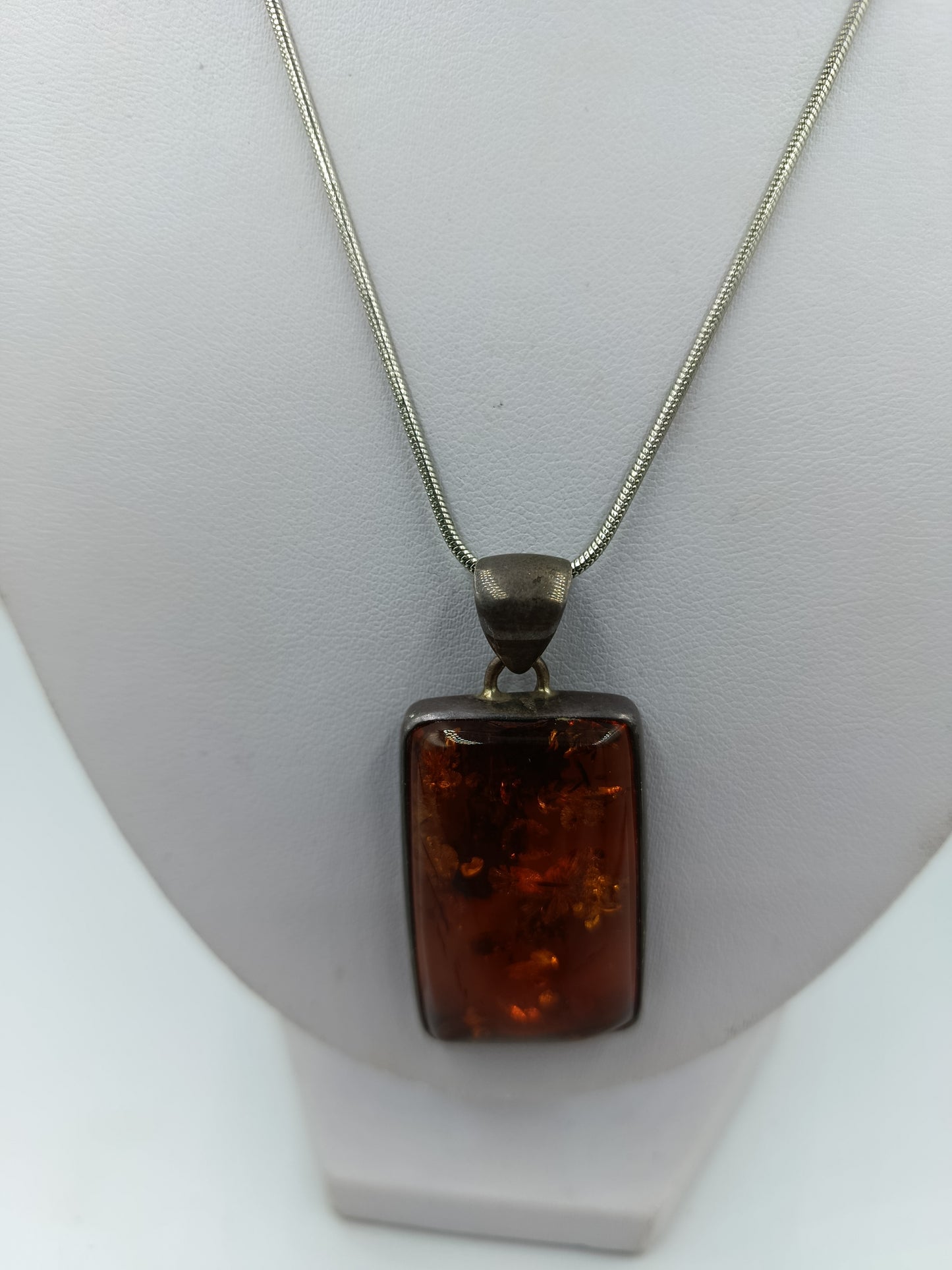 Halskette mit rechteckigem Bernstein Anhänger und silberfarbener Schlangenkette