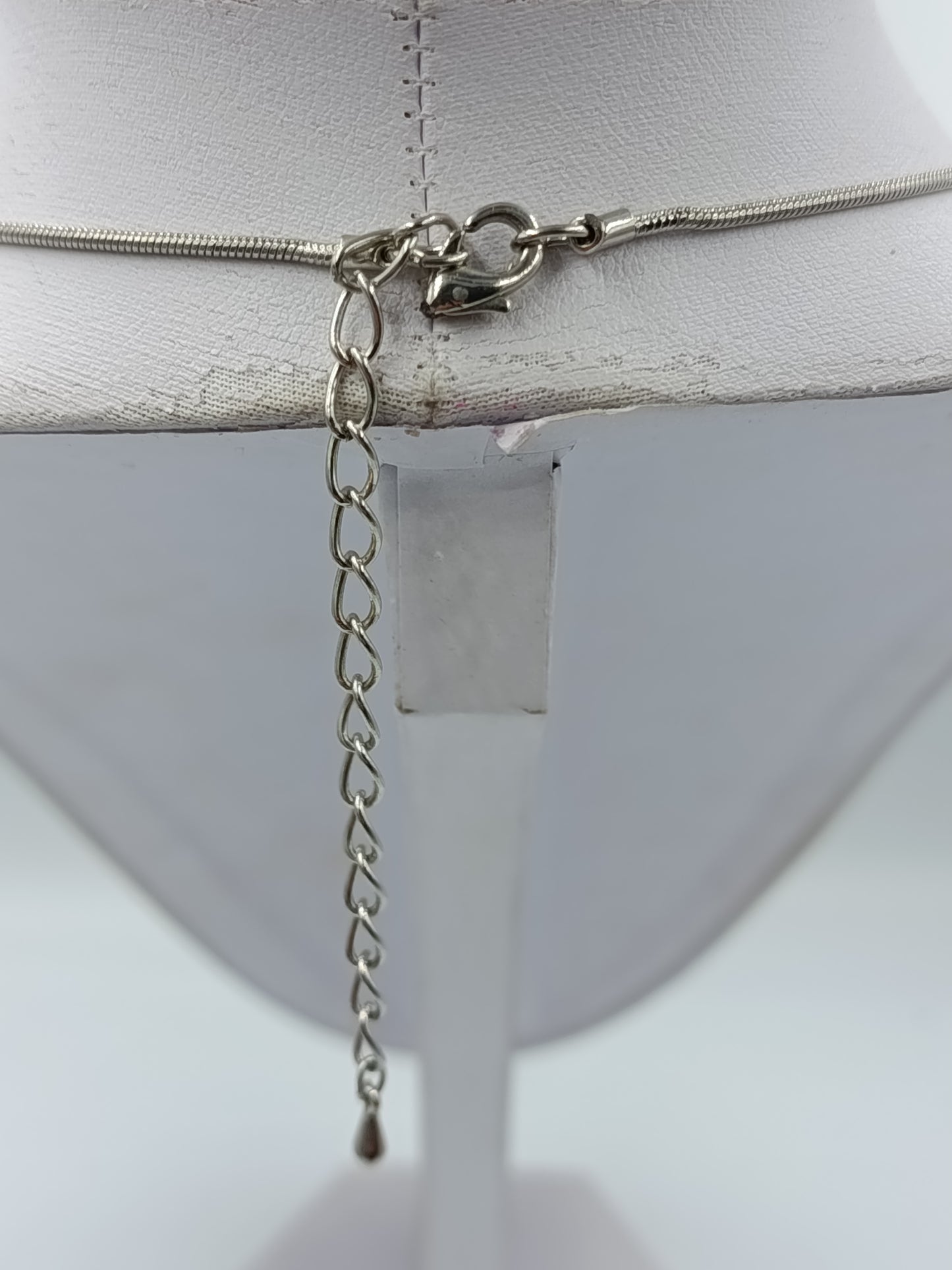 Halskette mit rechteckigem Bernstein Anhänger und silberfarbener Schlangenkette