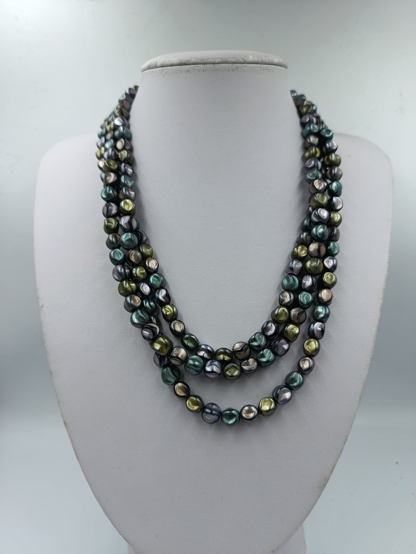 Mehrreihige Halskette mit schimmernden Perlen und goldfarbenem Verschluss