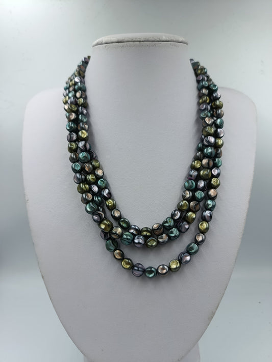 Mehrreihige Halskette mit schimmernden Perlen und goldfarbenem Verschluss