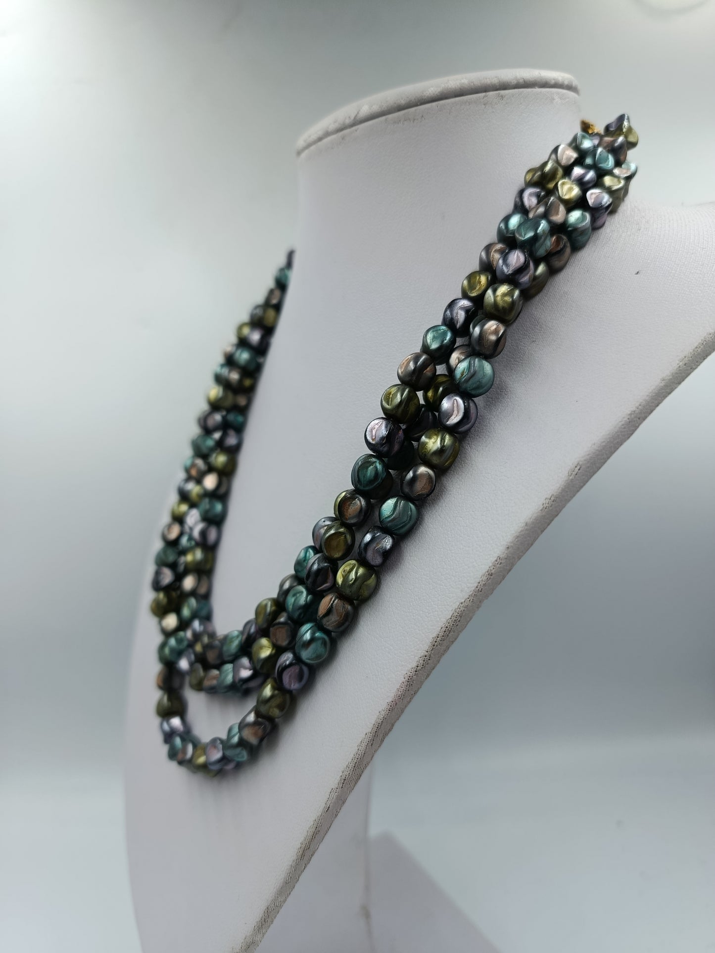 Mehrreihige Halskette mit schimmernden Perlen und goldfarbenem Verschluss