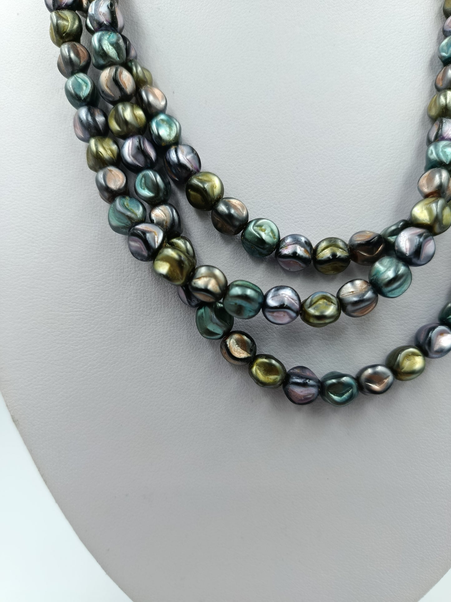 Mehrreihige Halskette mit schimmernden Perlen und goldfarbenem Verschluss