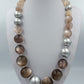 Halskette mit großen Kugelperlen in Braun und Silber Glanzeffekt