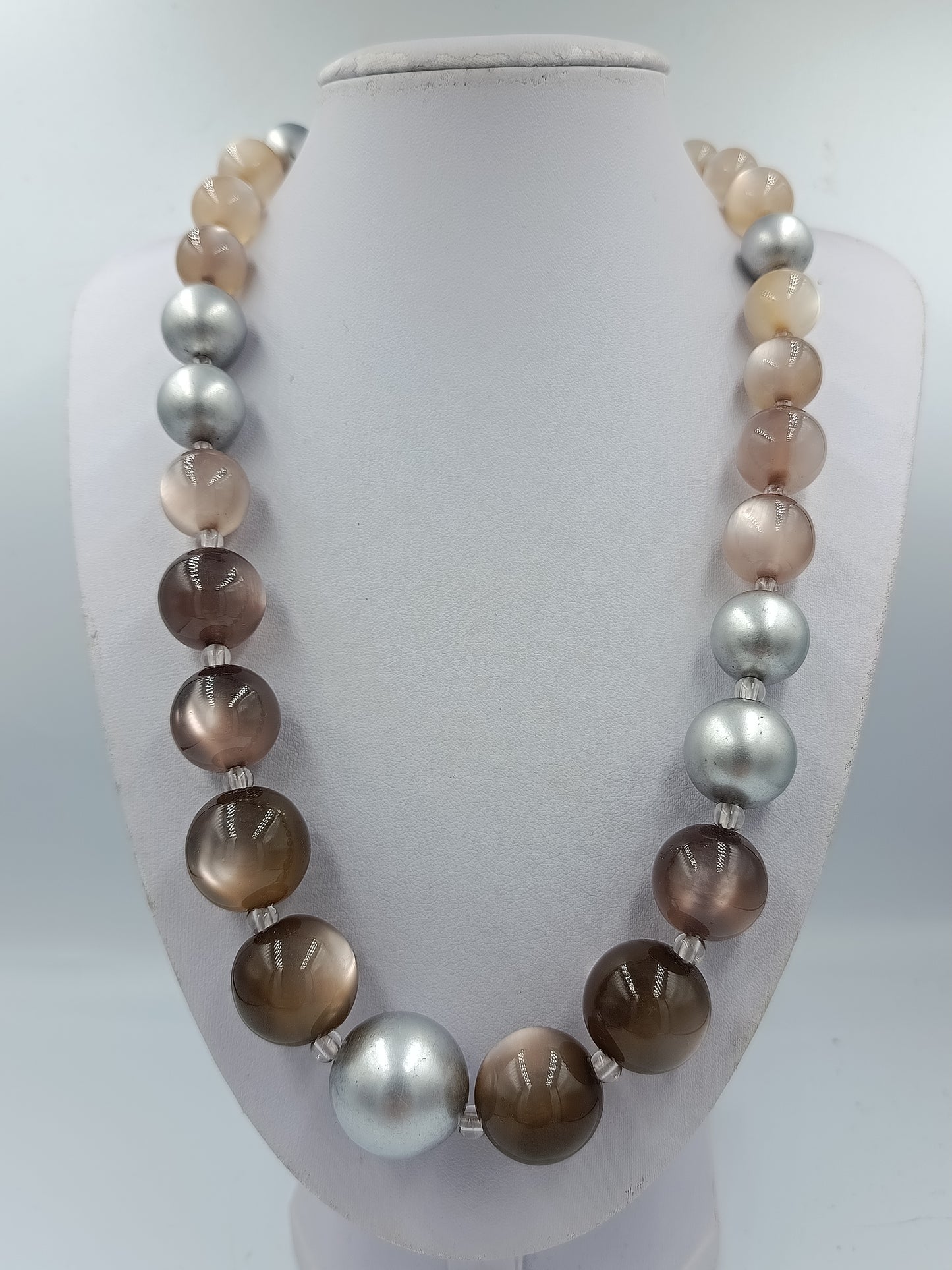 Halskette mit großen Kugelperlen in Braun und Silber Glanzeffekt