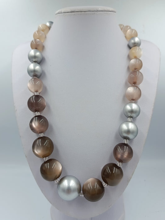 Halskette mit großen Kugelperlen in Braun und Silber Glanzeffekt