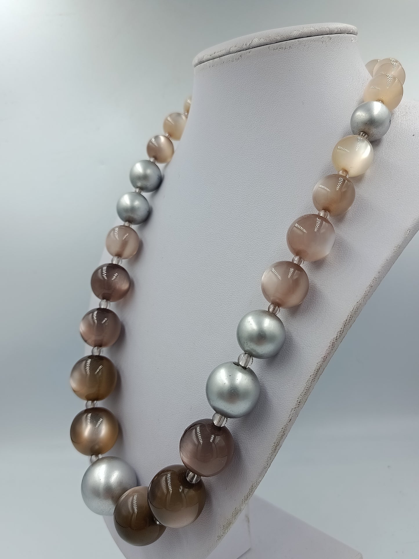 Halskette mit großen Kugelperlen in Braun und Silber Glanzeffekt