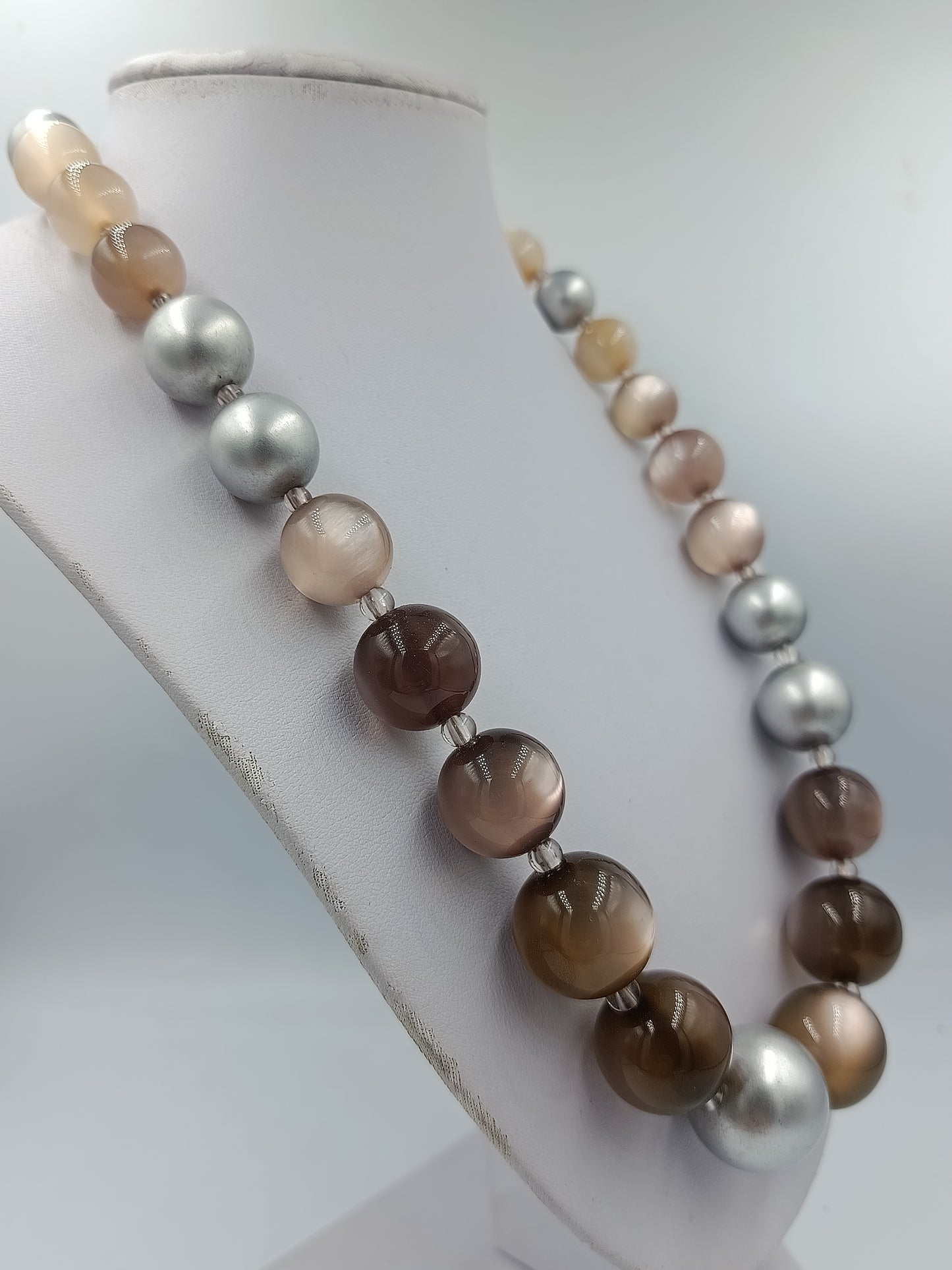 Halskette mit großen Kugelperlen in Braun und Silber Glanzeffekt