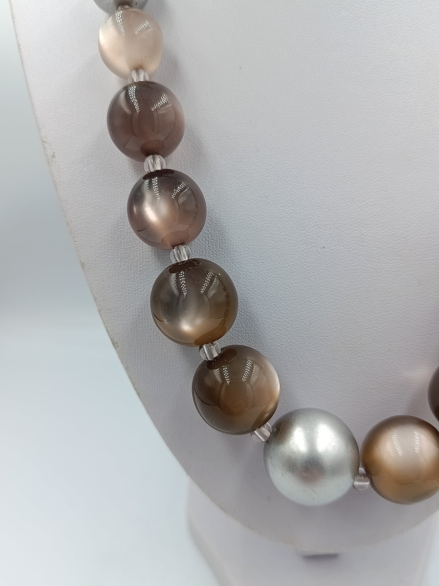 Halskette mit großen Kugelperlen in Braun und Silber Glanzeffekt