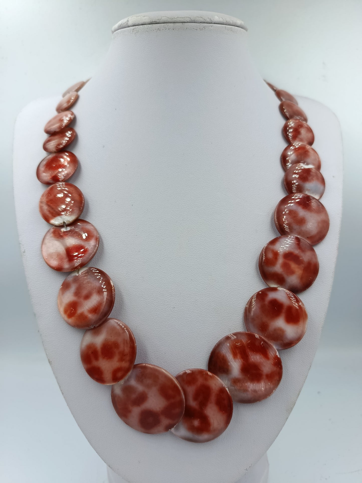 Halskette mit großen runden Scheiben in rot weißem Muschel Design