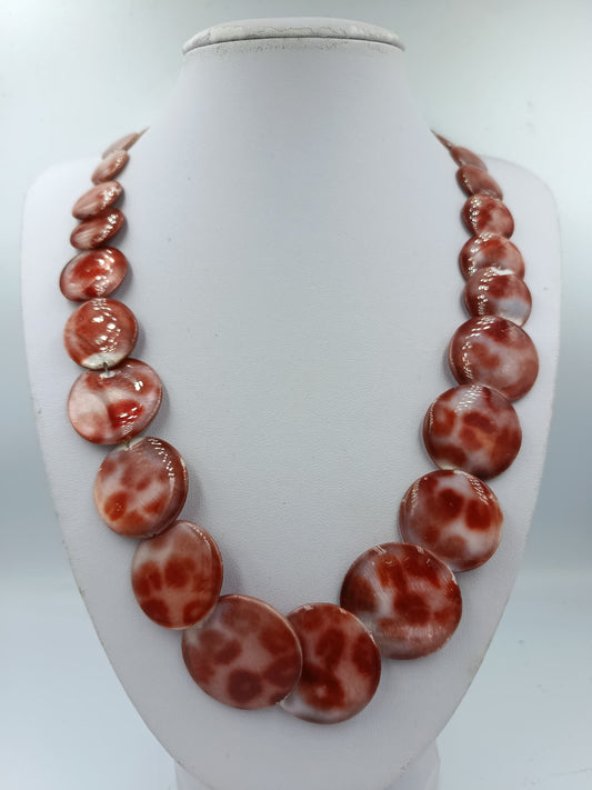 Halskette mit großen runden Scheiben in rot weißem Muschel Design
