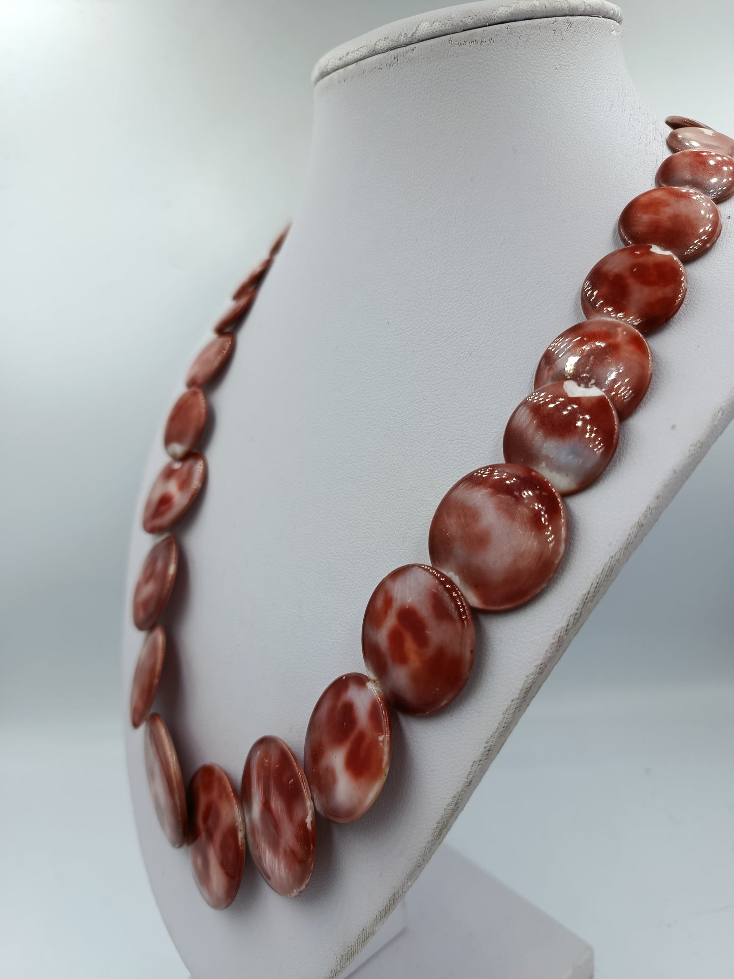 Halskette mit großen runden Scheiben in rot weißem Muschel Design