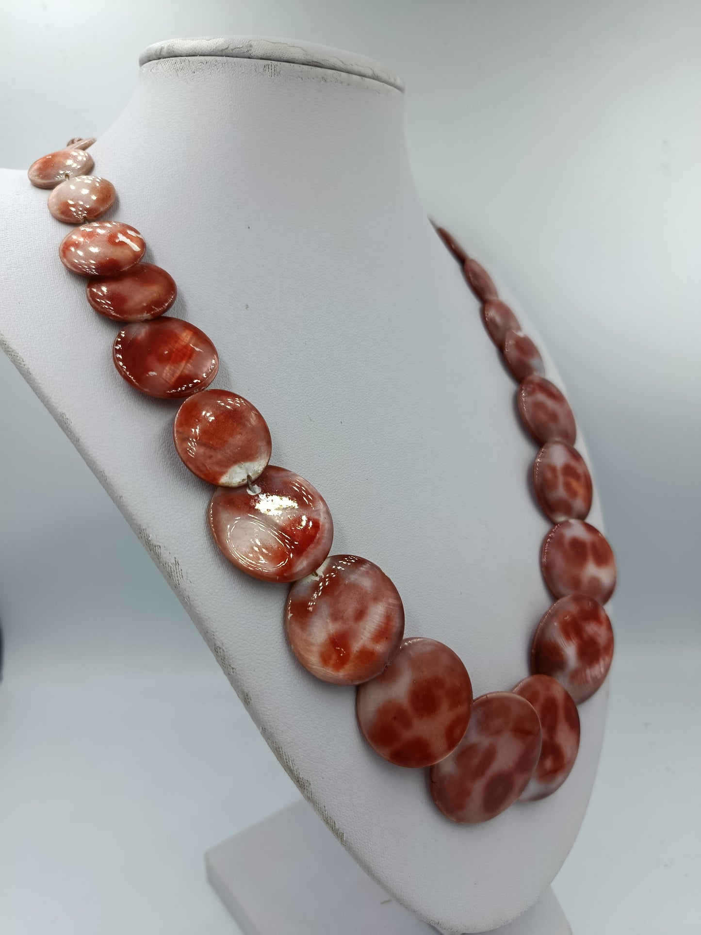 Halskette mit großen runden Scheiben in rot weißem Muschel Design