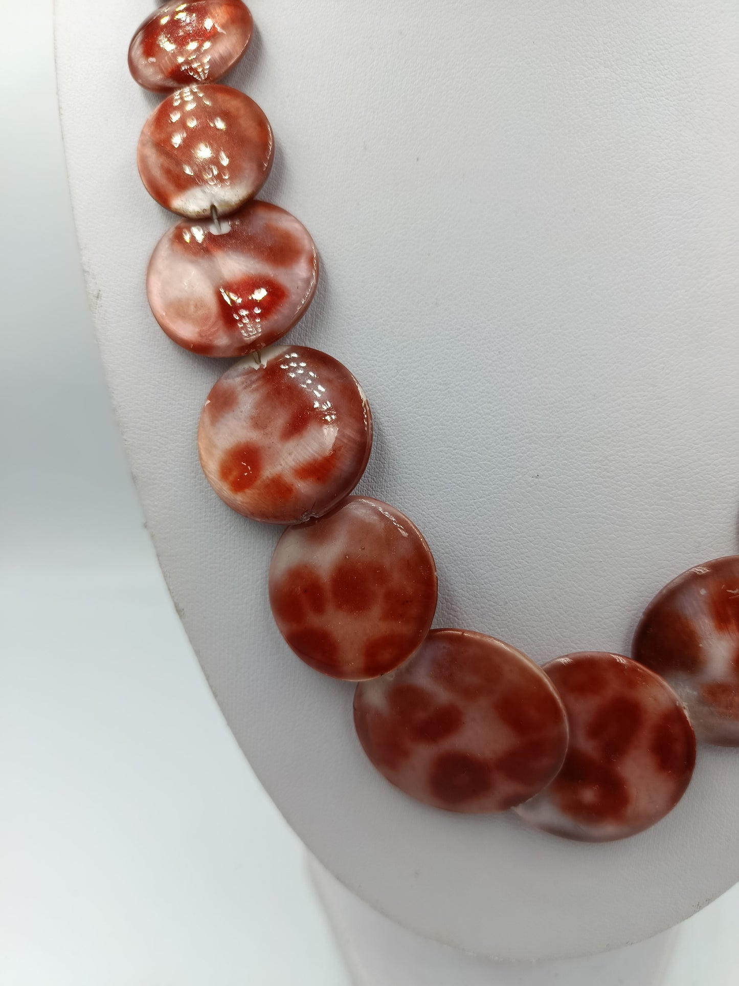 Halskette mit großen runden Scheiben in rot weißem Muschel Design