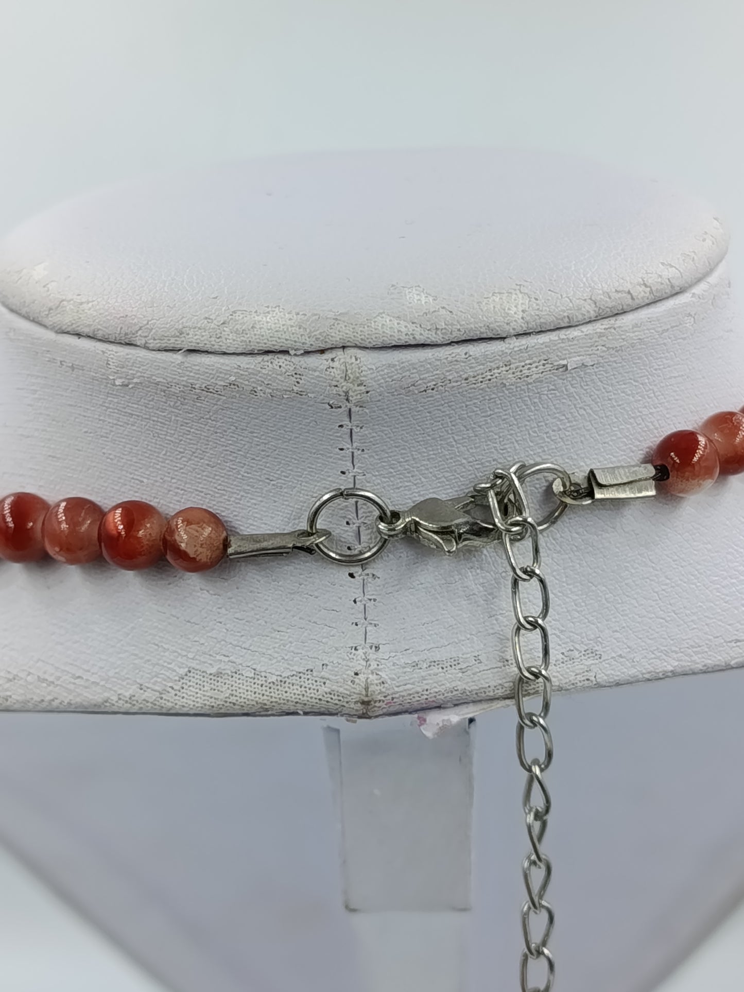 Halskette mit großen runden Scheiben in rot weißem Muschel Design