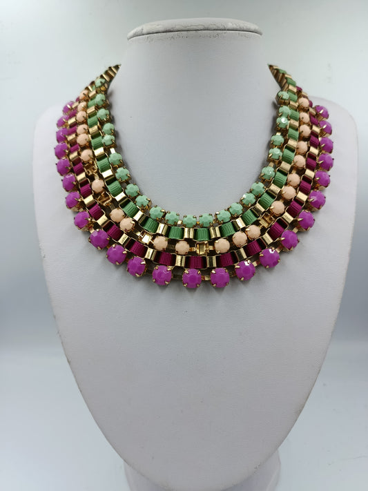 Halskette mehrreihig Goldfarben mit bunten Steinen in Grün Rosa und Creme