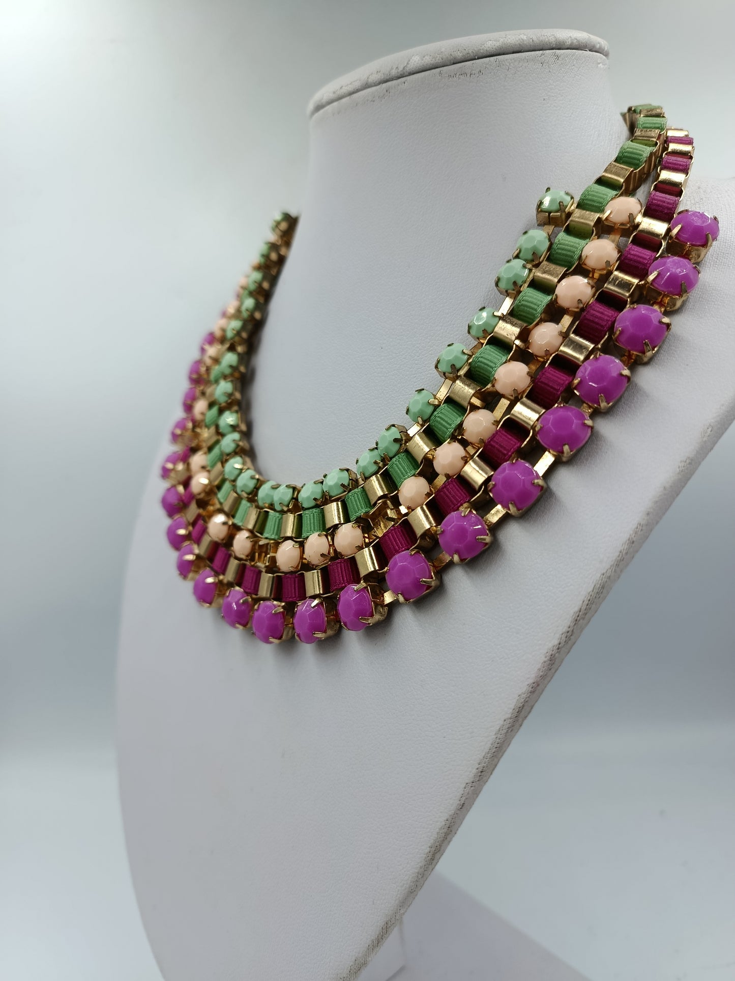 Halskette mehrreihig Goldfarben mit bunten Steinen in Grün Rosa und Creme