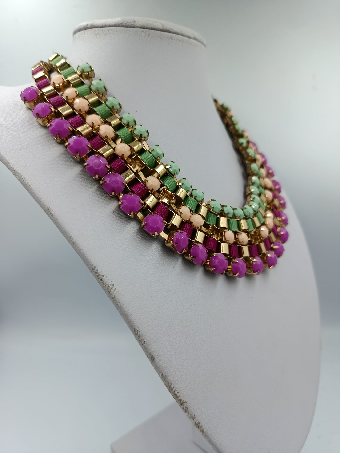 Halskette mehrreihig Goldfarben mit bunten Steinen in Grün Rosa und Creme