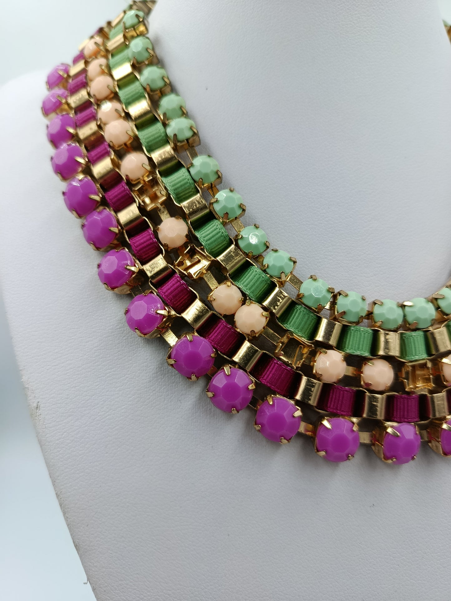 Halskette mehrreihig Goldfarben mit bunten Steinen in Grün Rosa und Creme