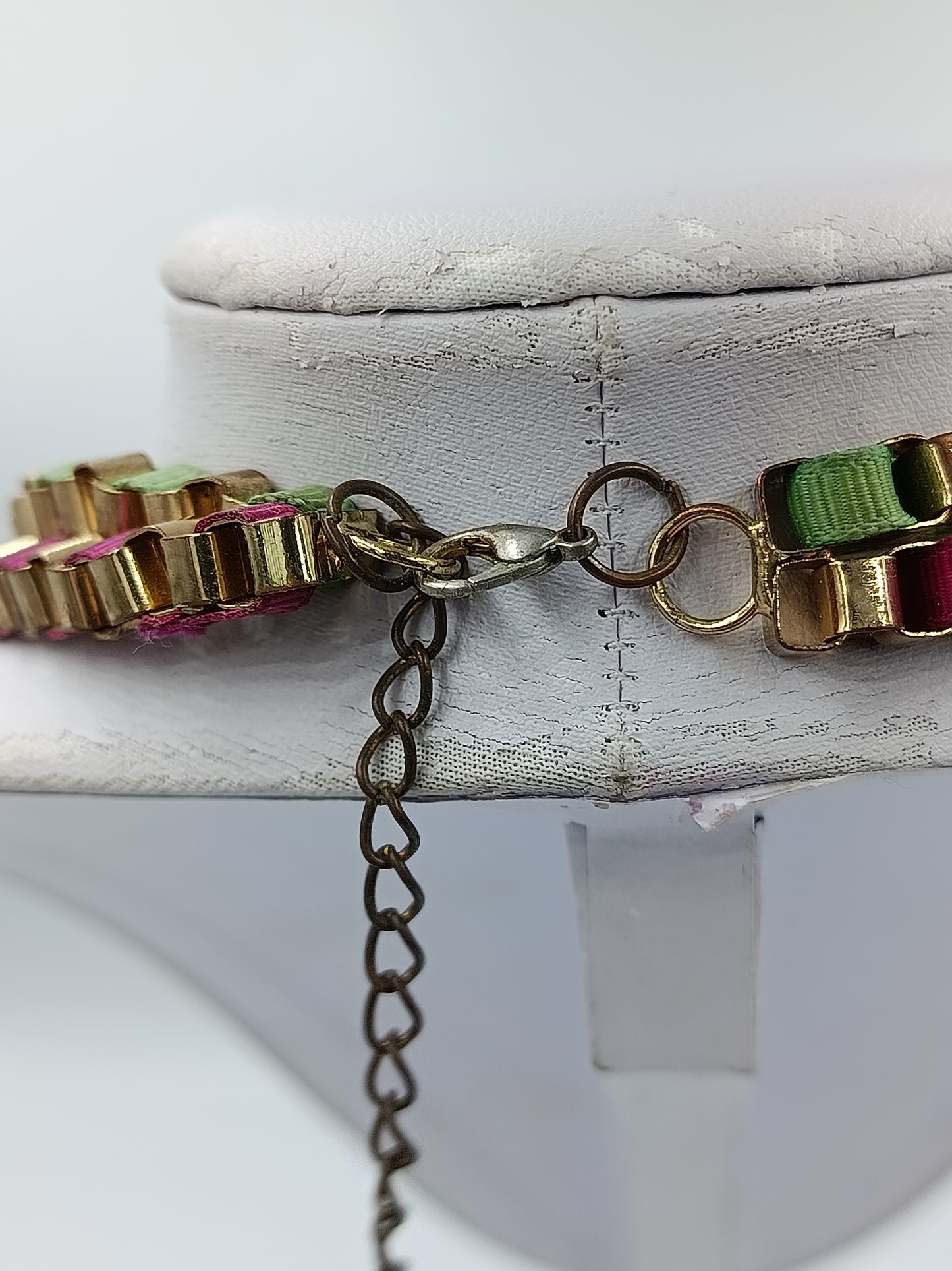 Halskette mehrreihig Goldfarben mit bunten Steinen in Grün Rosa und Creme