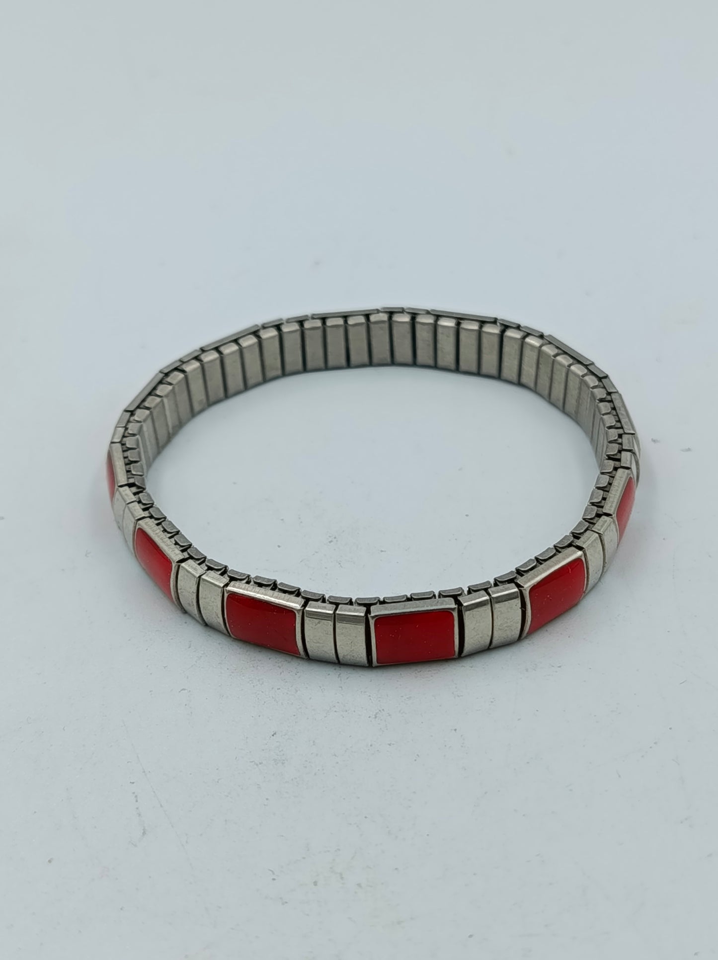 Elastisches Armband Edelstahloptik mit roten Emaille-Elementen