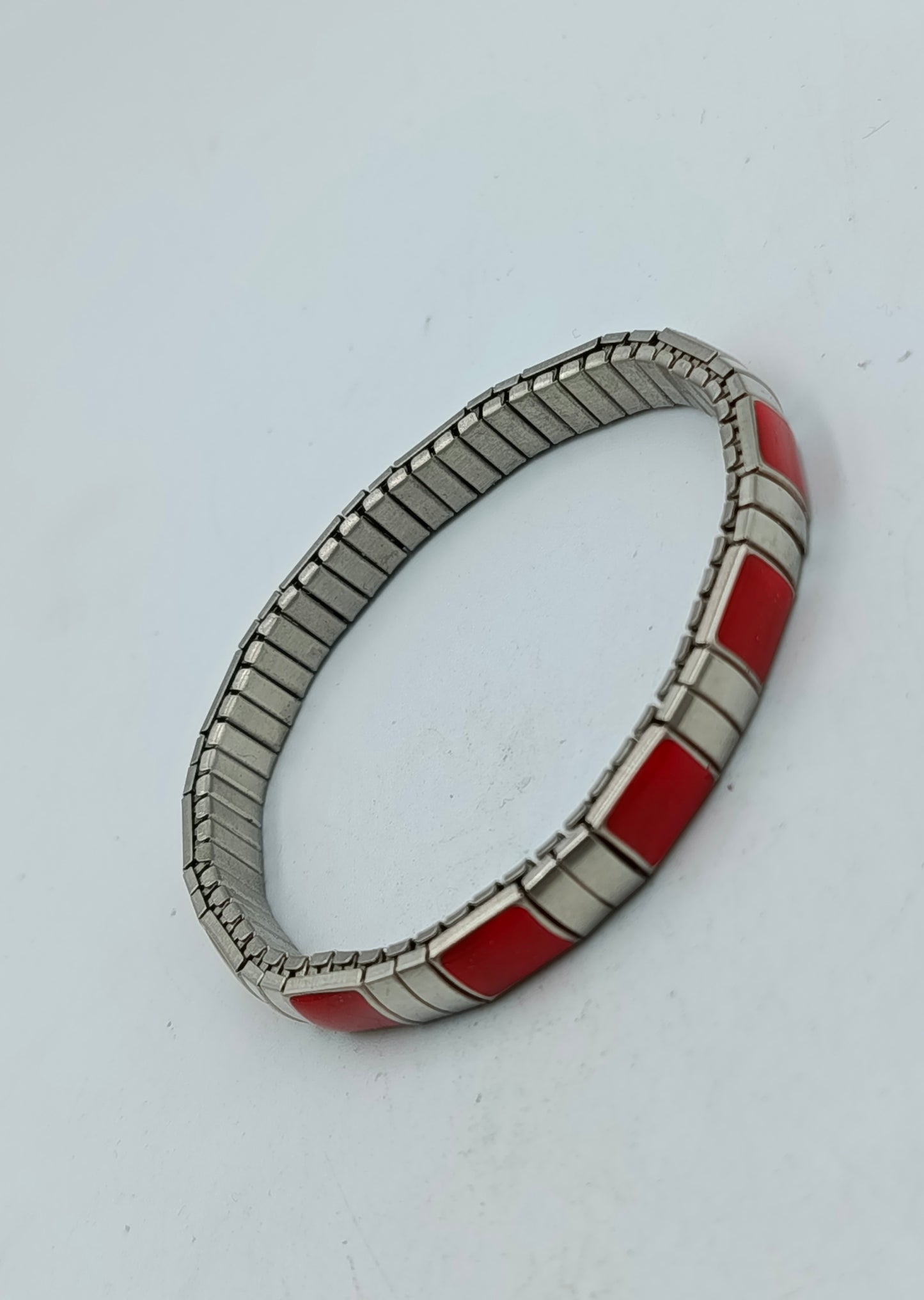 Elastisches Armband Edelstahloptik mit roten Emaille-Elementen