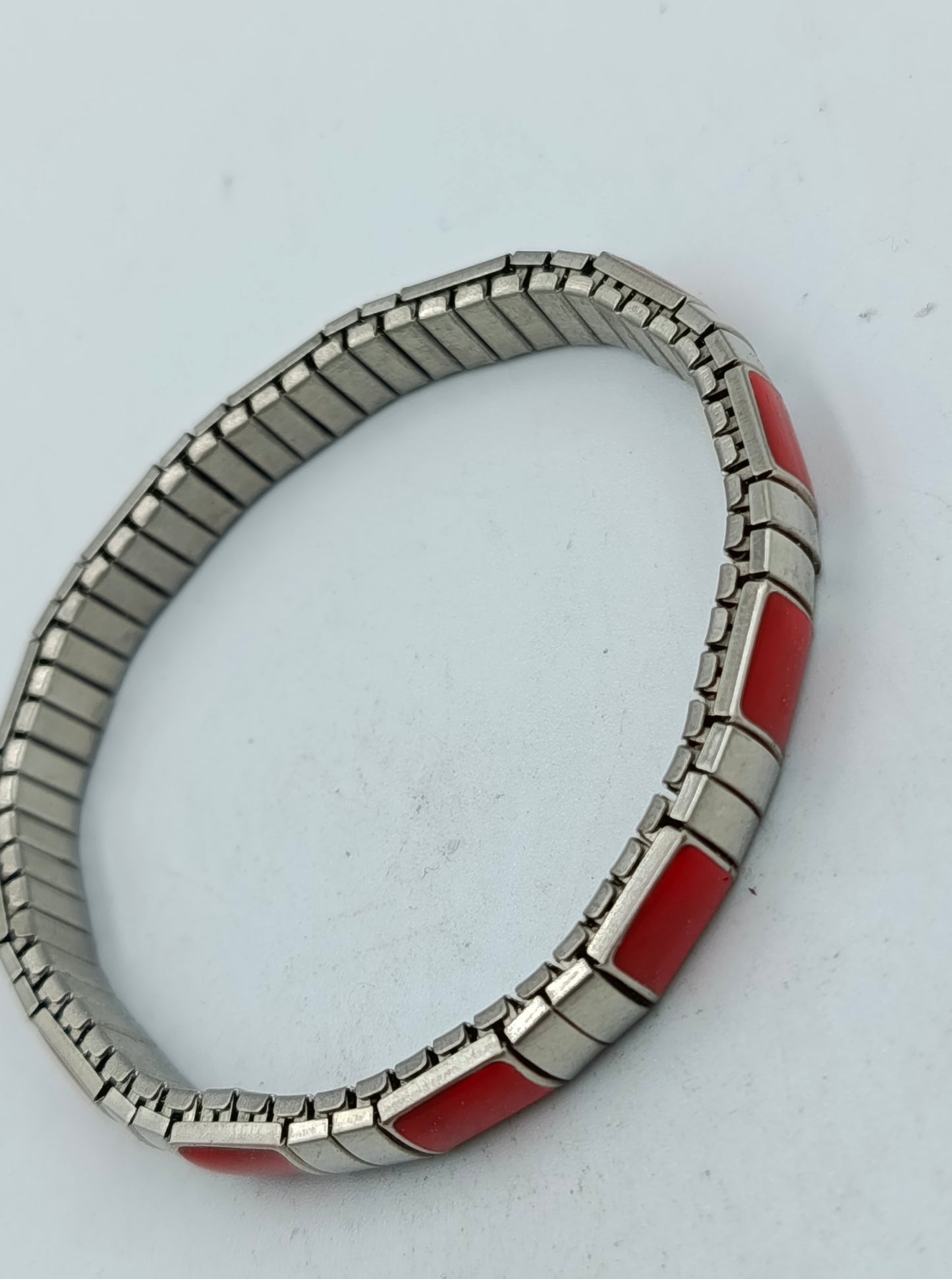 Elastisches Armband Edelstahloptik mit roten Emaille-Elementen