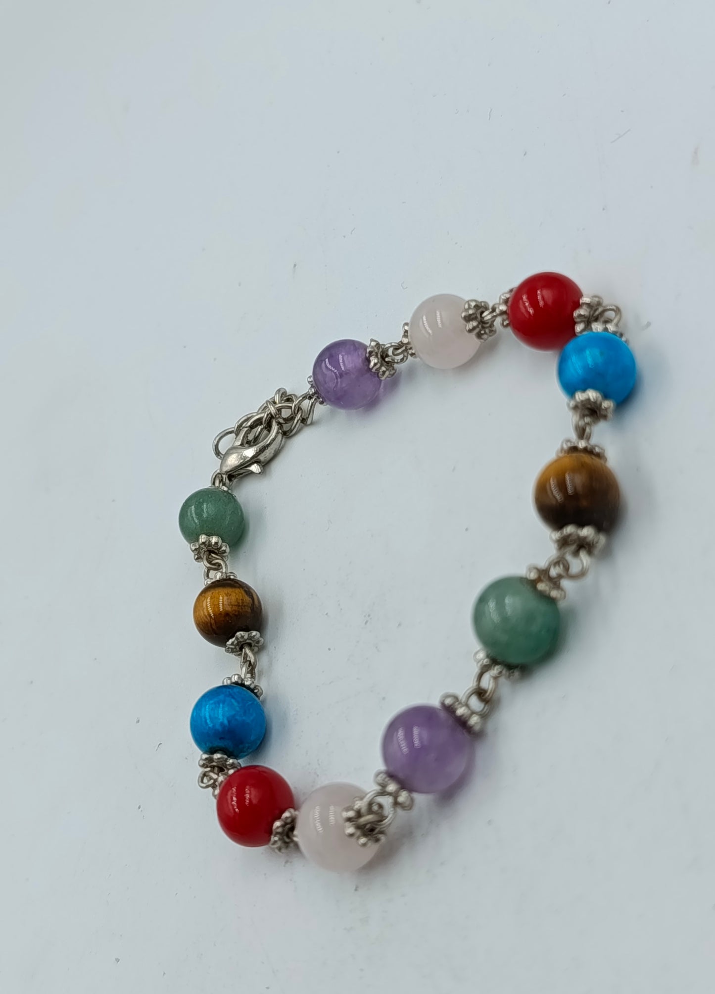 Armband mit bunten Edelsteinperlen und Silberverschluss