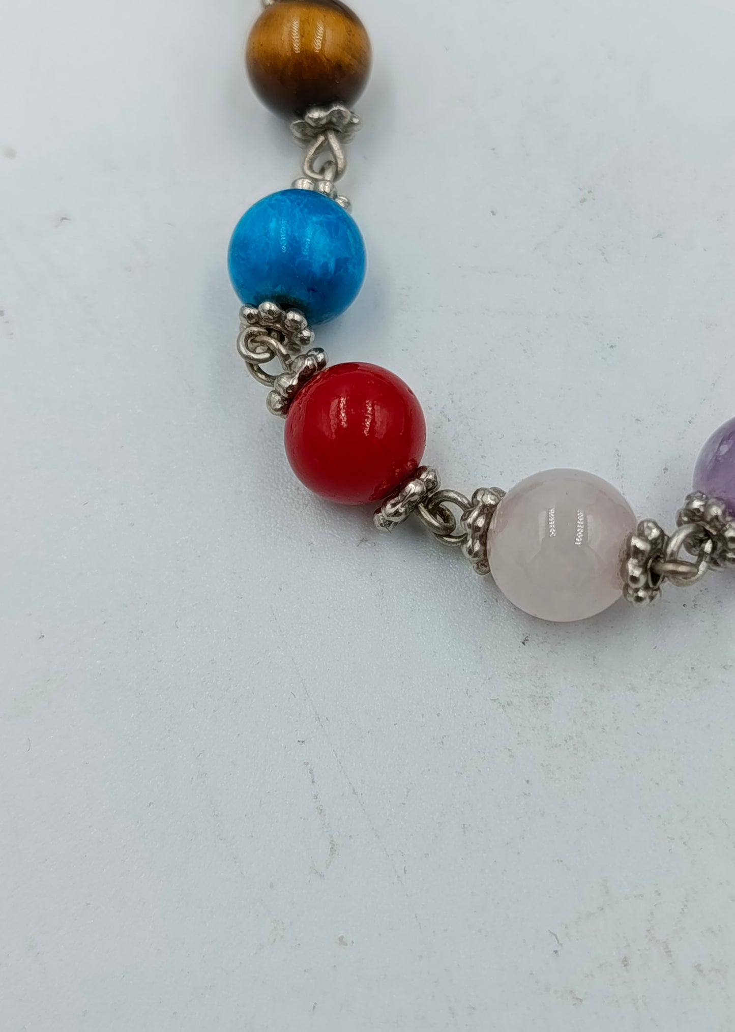 Armband mit bunten Edelsteinperlen und Silberverschluss