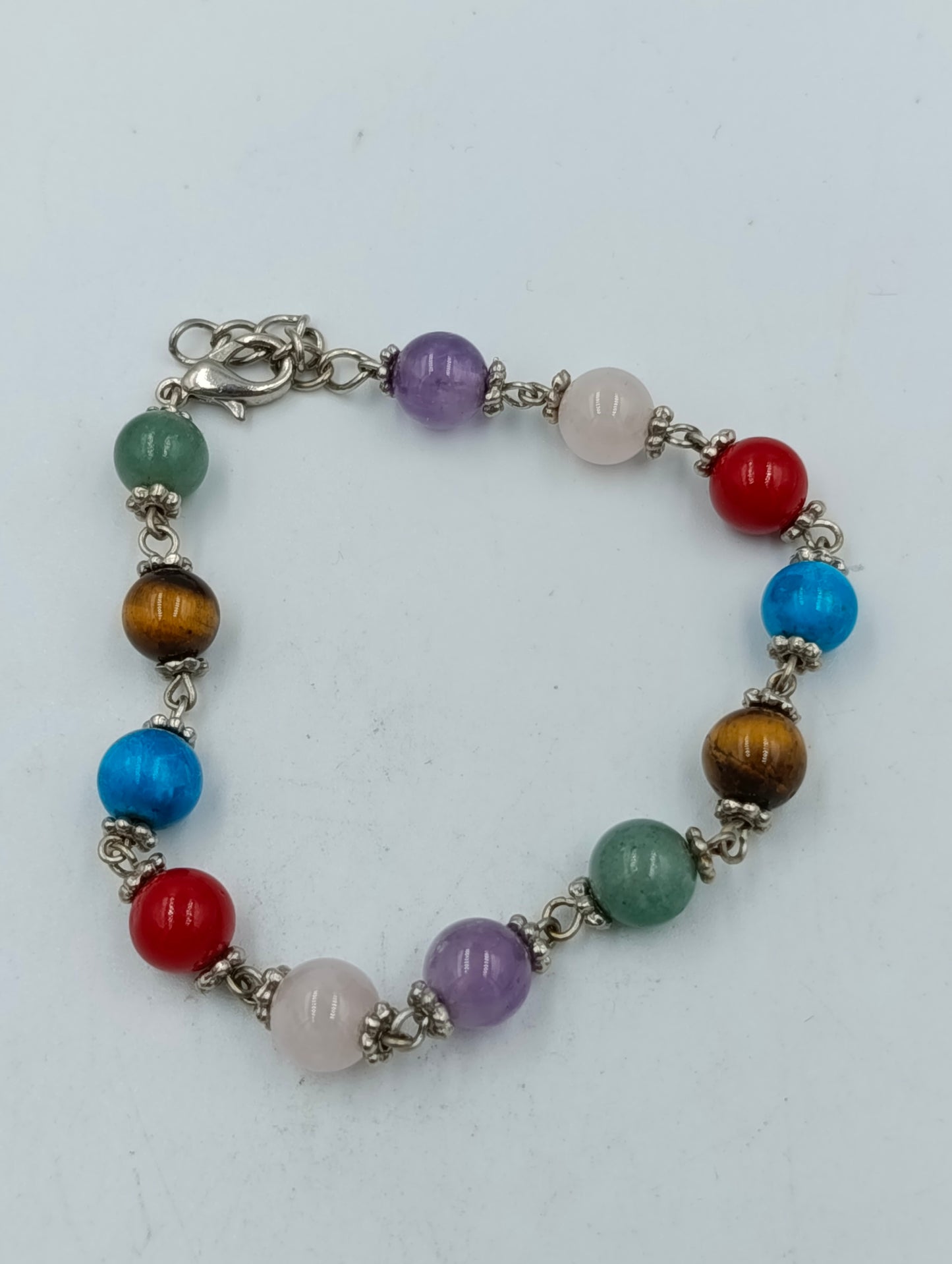 Armband mit bunten Edelsteinperlen und Silberverschluss