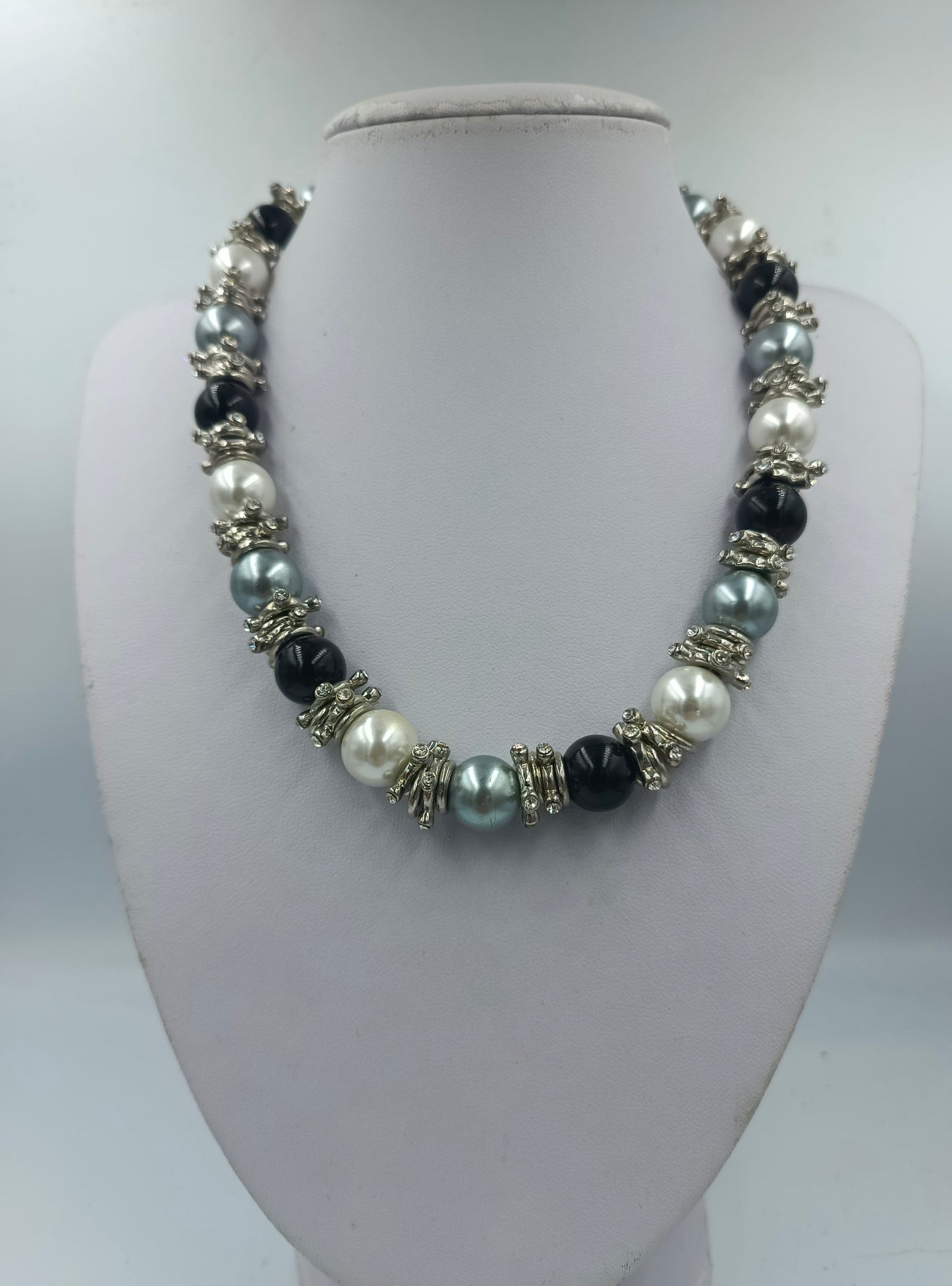 Perlenkette Schwarz Grau Weiß mit Strass Elementen Elegant Glamour Stil