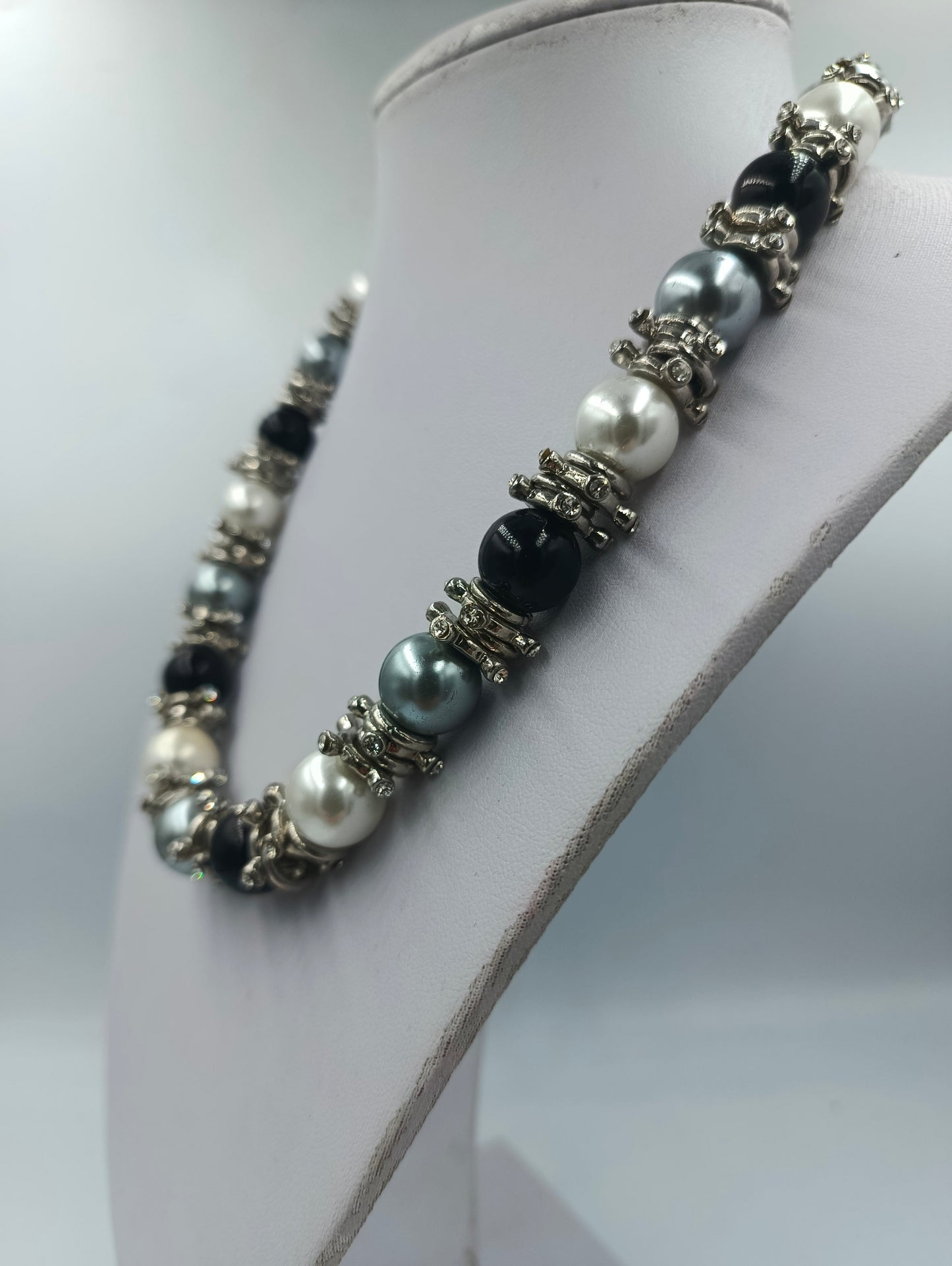 Perlenkette Schwarz Grau Weiß mit Strass Elementen Elegant Glamour Stil