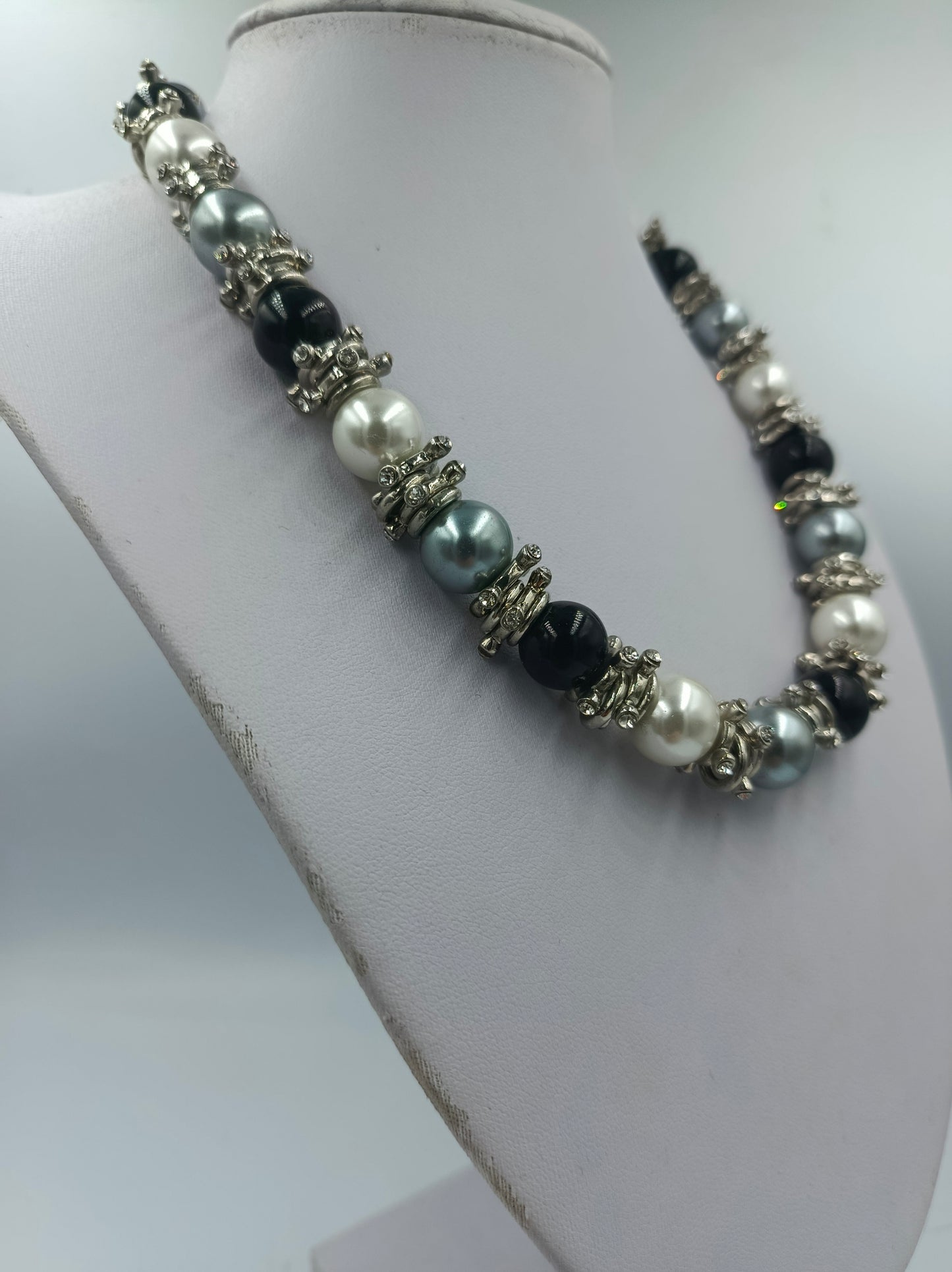 Perlenkette Schwarz Grau Weiß mit Strass Elementen Elegant Glamour Stil
