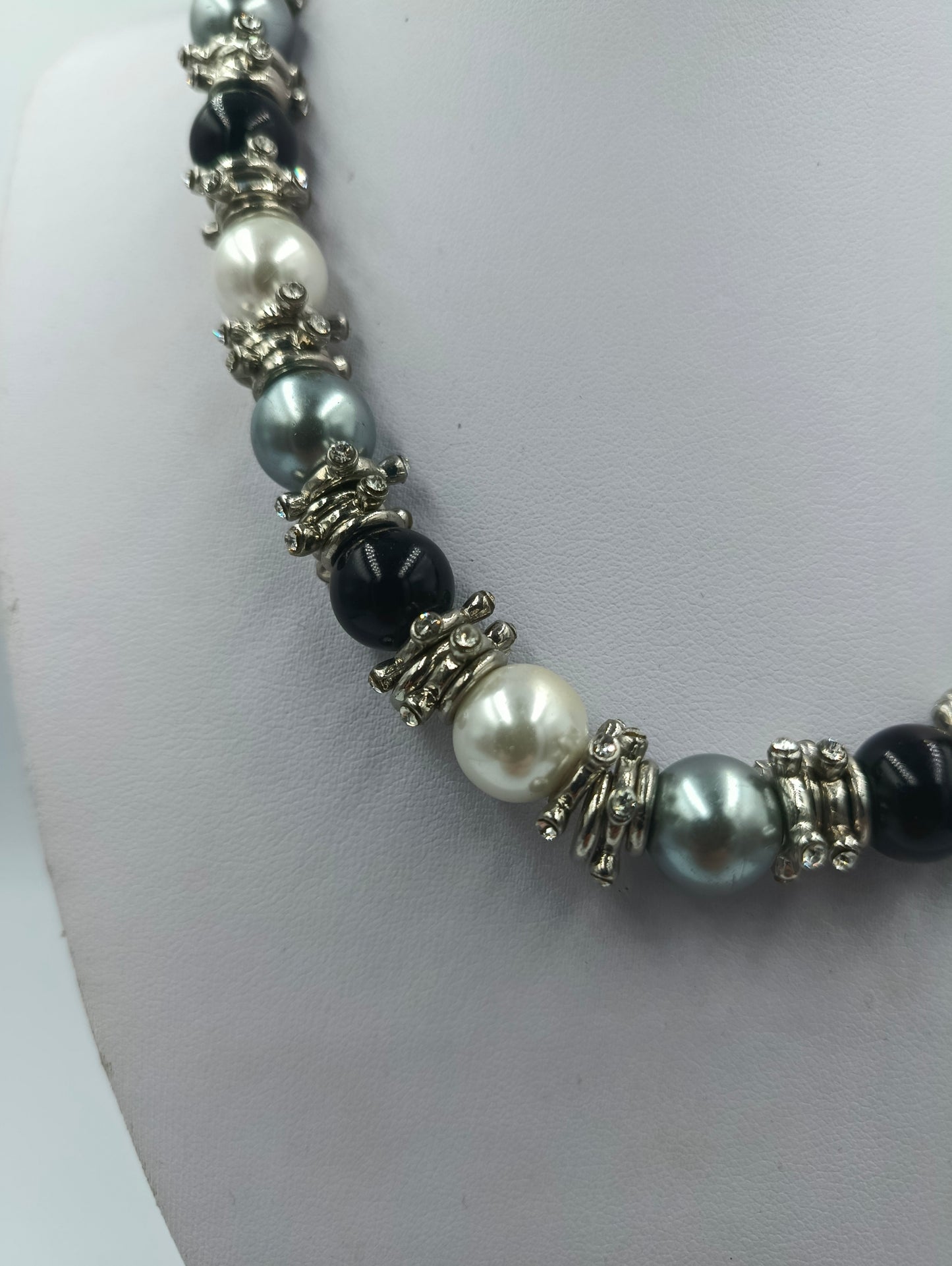 Perlenkette Schwarz Grau Weiß mit Strass Elementen Elegant Glamour Stil