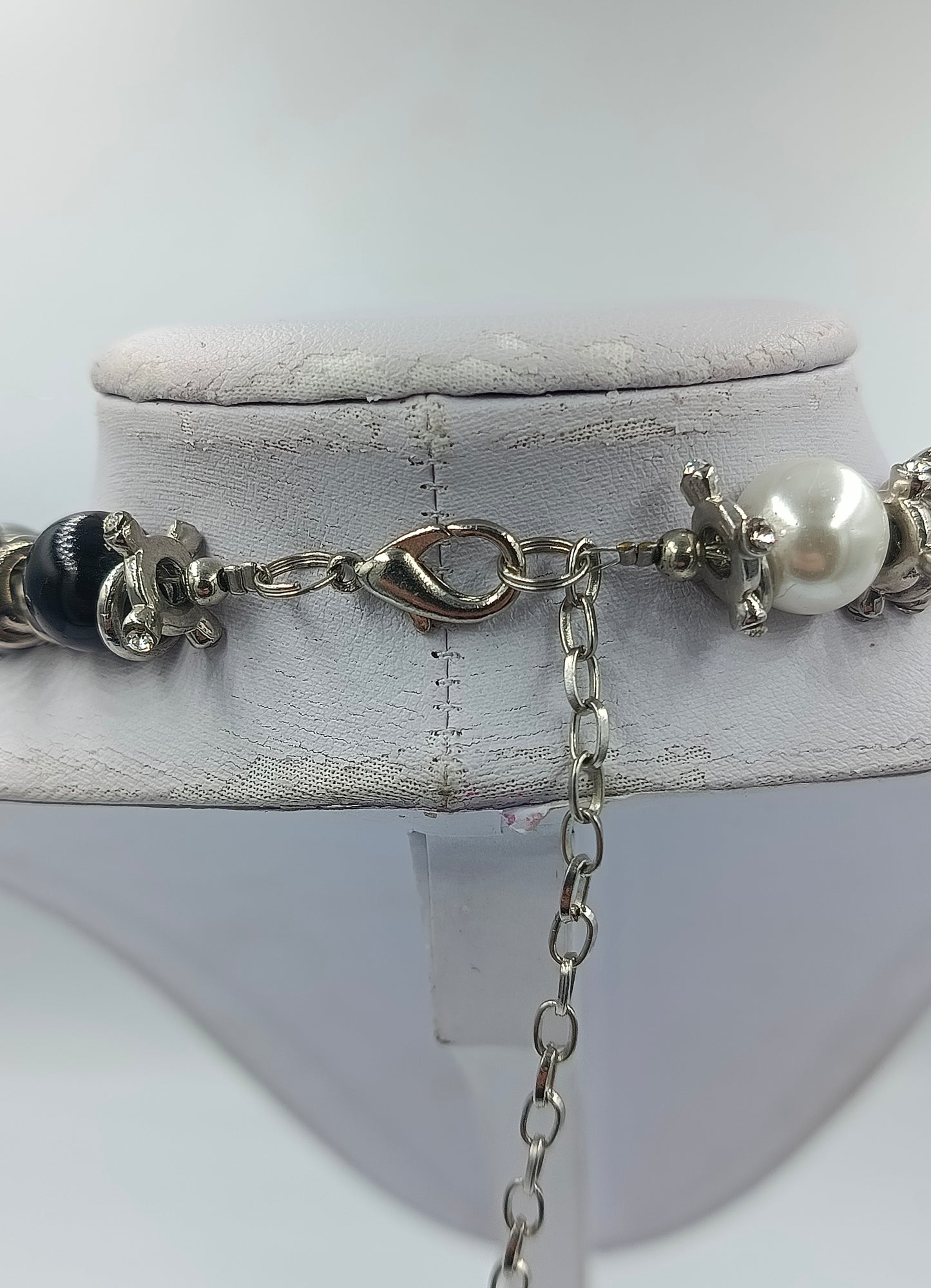 Perlenkette Schwarz Grau Weiß mit Strass Elementen Elegant Glamour Stil