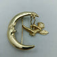 Goldfarbene Brosche Engel auf Mond Vintage Design Schmuck Accessoire