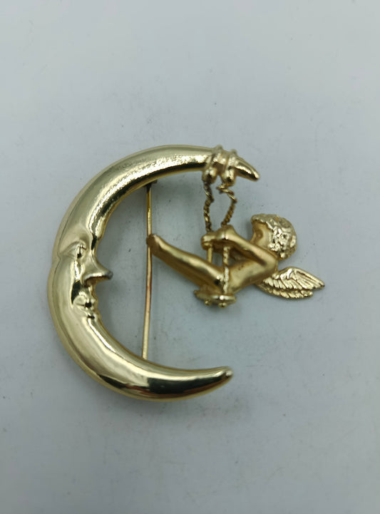 Goldfarbene Brosche Engel auf Mond Vintage Design Schmuck Accessoire
