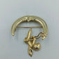 Goldfarbene Brosche Engel auf Mond Vintage Design Schmuck Accessoire