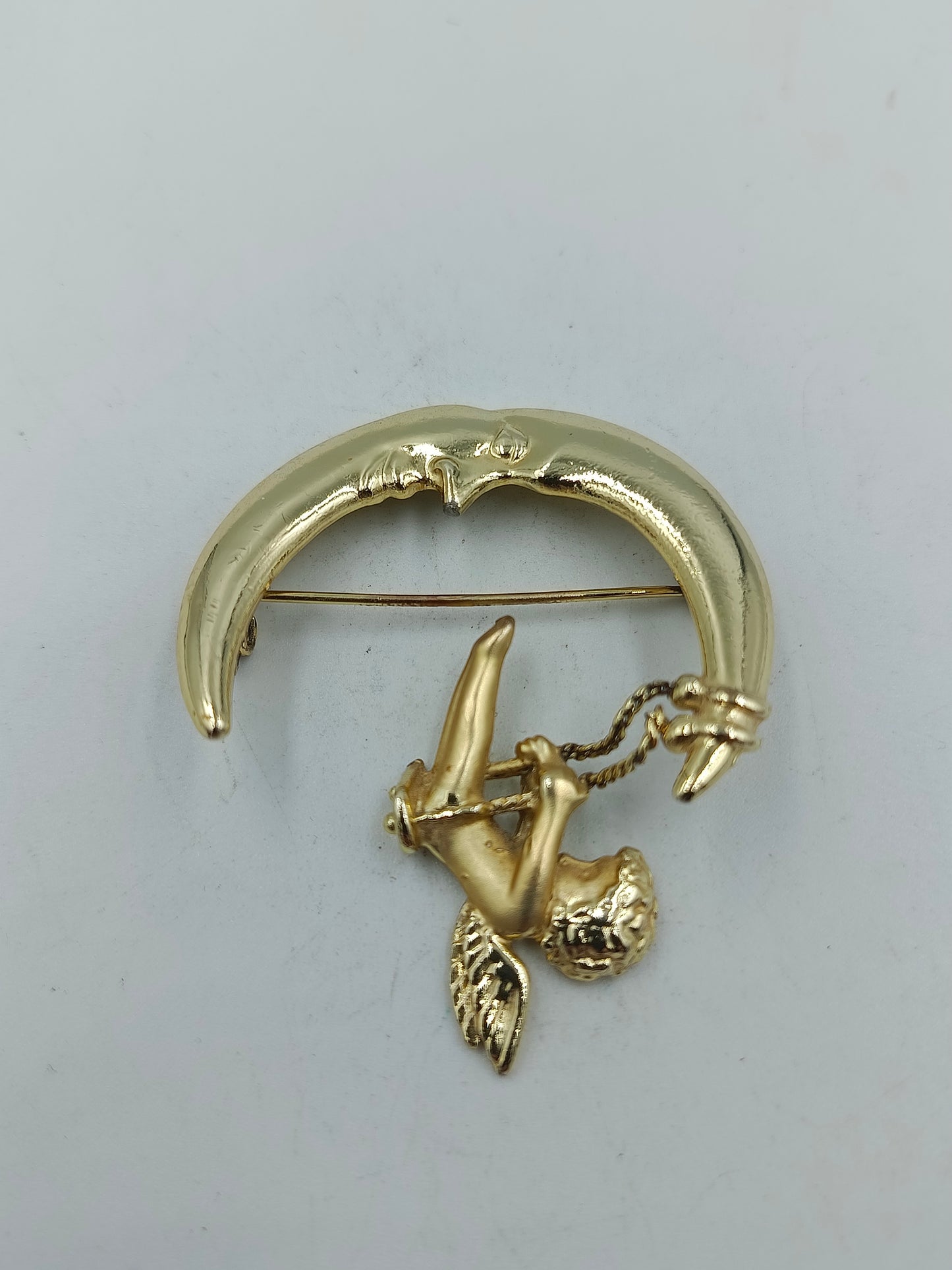 Goldfarbene Brosche Engel auf Mond Vintage Design Schmuck Accessoire