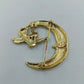 Goldfarbene Brosche Engel auf Mond Vintage Design Schmuck Accessoire