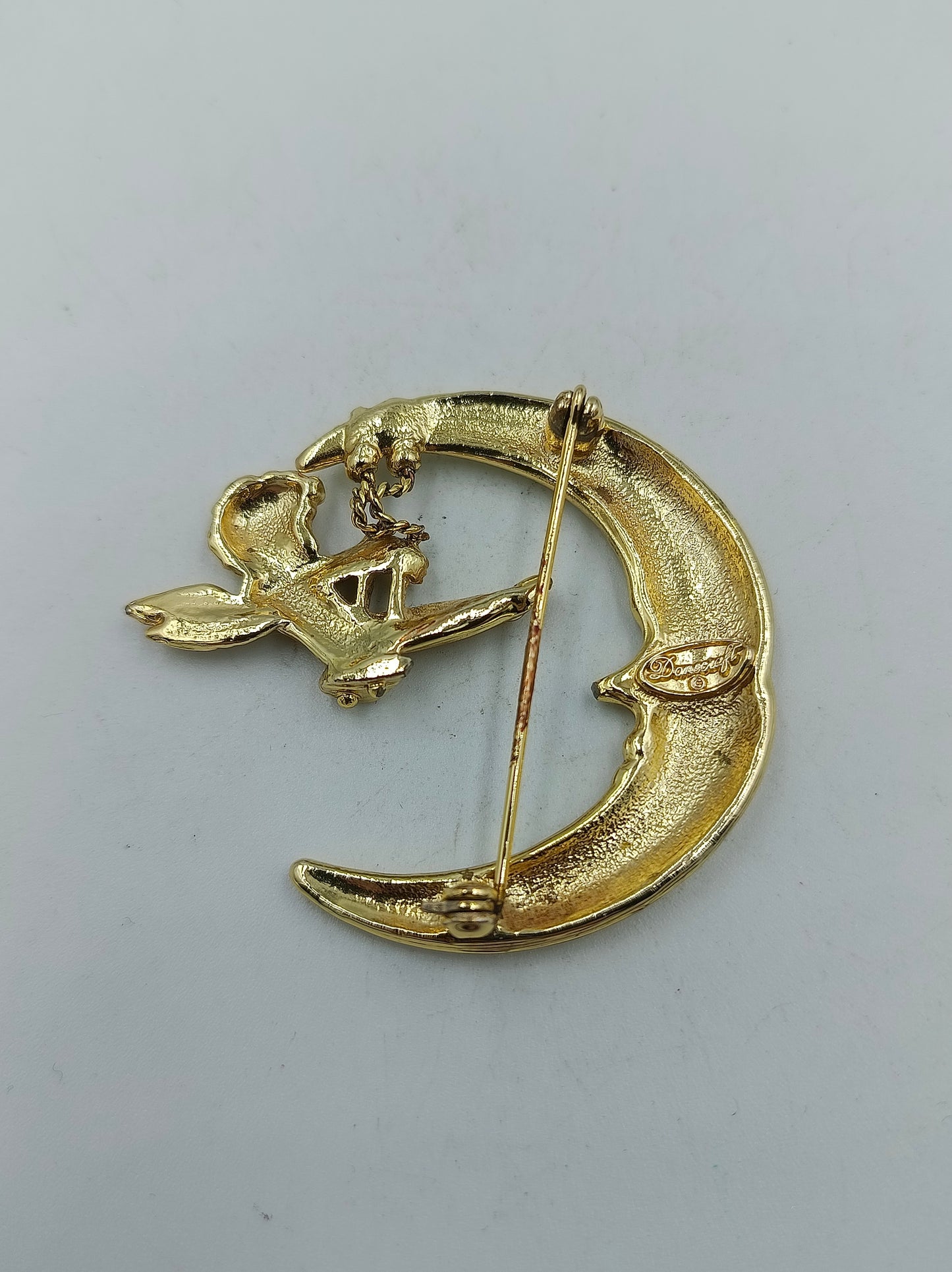 Goldfarbene Brosche Engel auf Mond Vintage Design Schmuck Accessoire