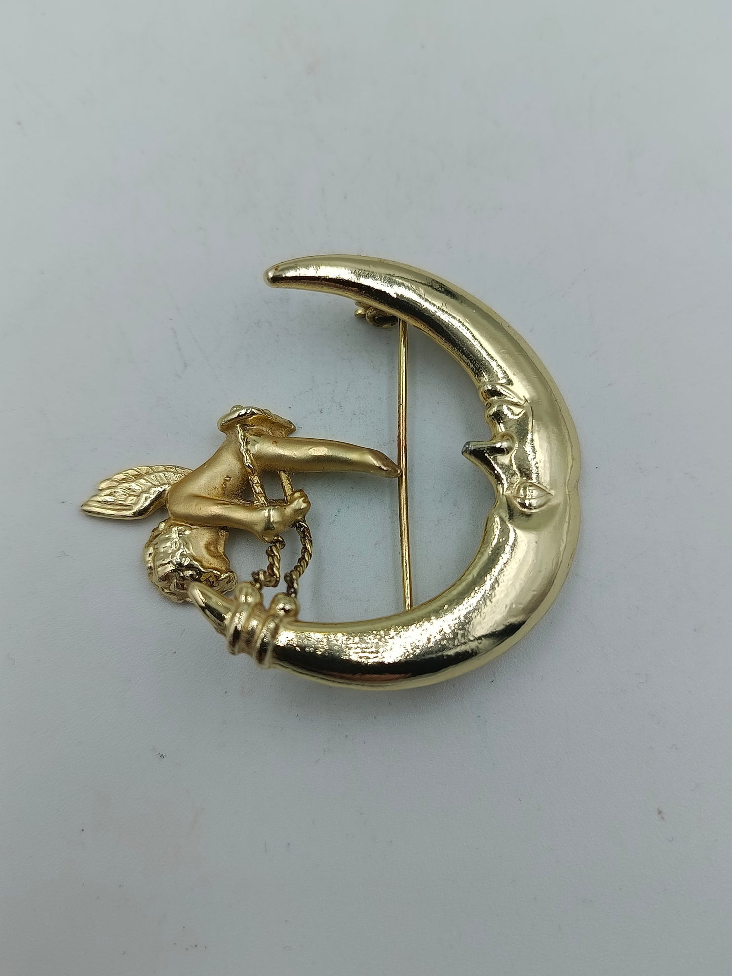 Goldfarbene Brosche Engel auf Mond Vintage Design Schmuck Accessoire