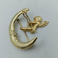 Goldfarbene Brosche Engel auf Mond Vintage Design Schmuck Accessoire