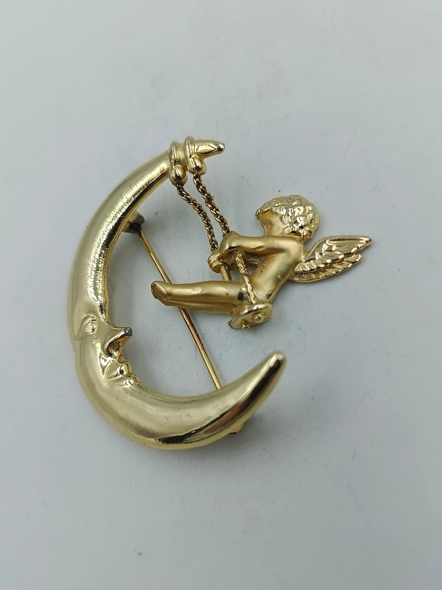 Goldfarbene Brosche Engel auf Mond Vintage Design Schmuck Accessoire