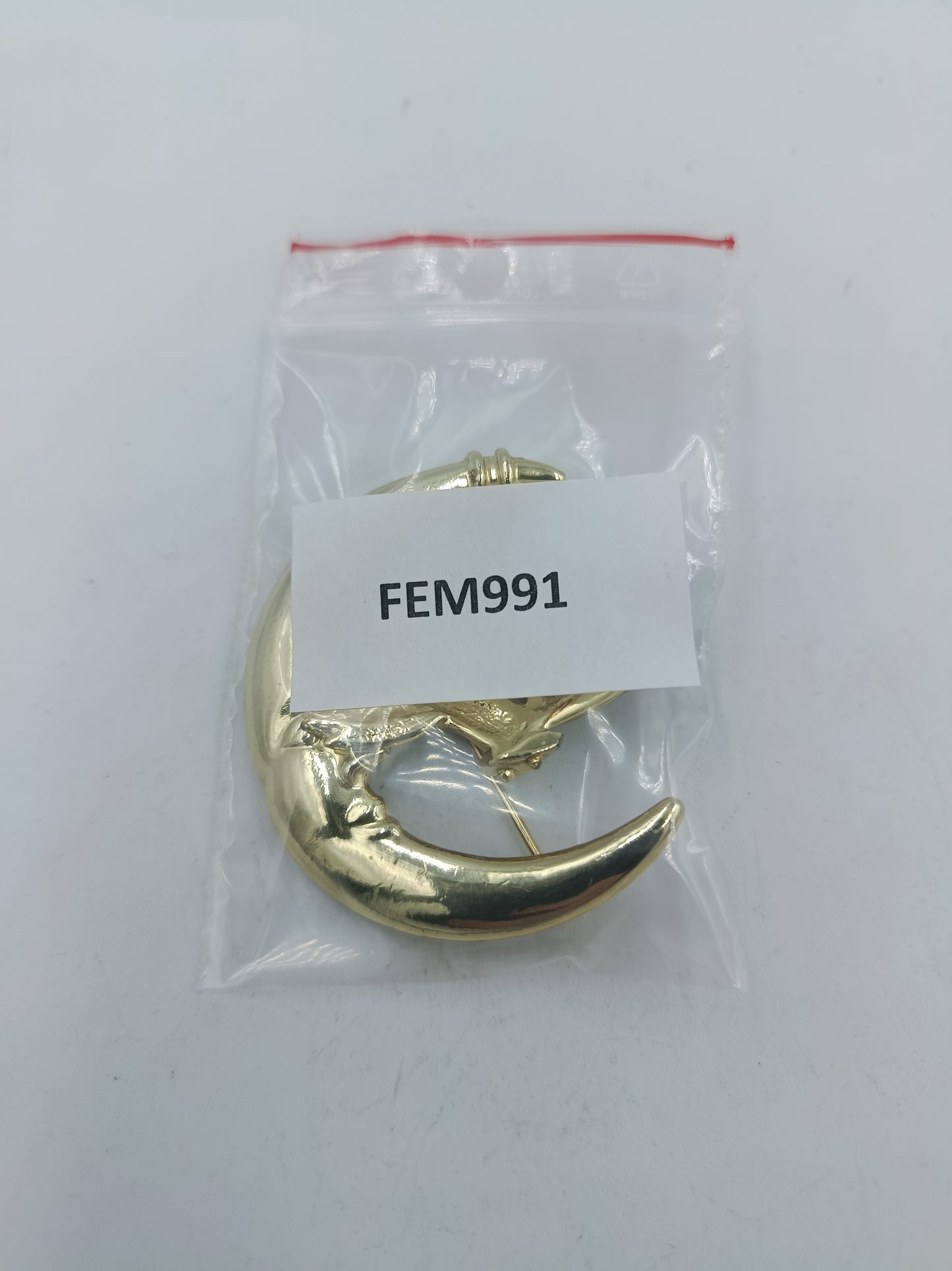 Goldfarbene Brosche Engel auf Mond Vintage Design Schmuck Accessoire