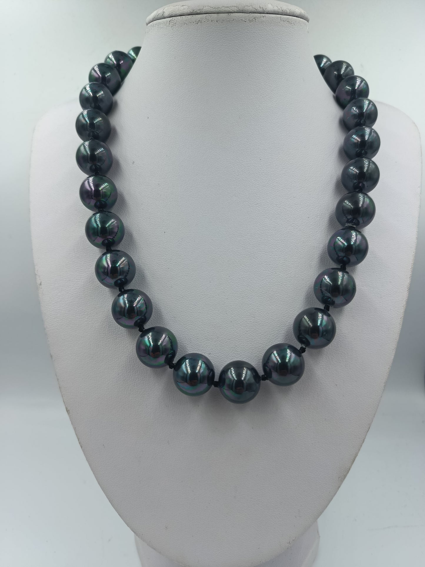 Halskette mit schwarzen schimmernden Perlen eleganter Modeschmuck klassisch