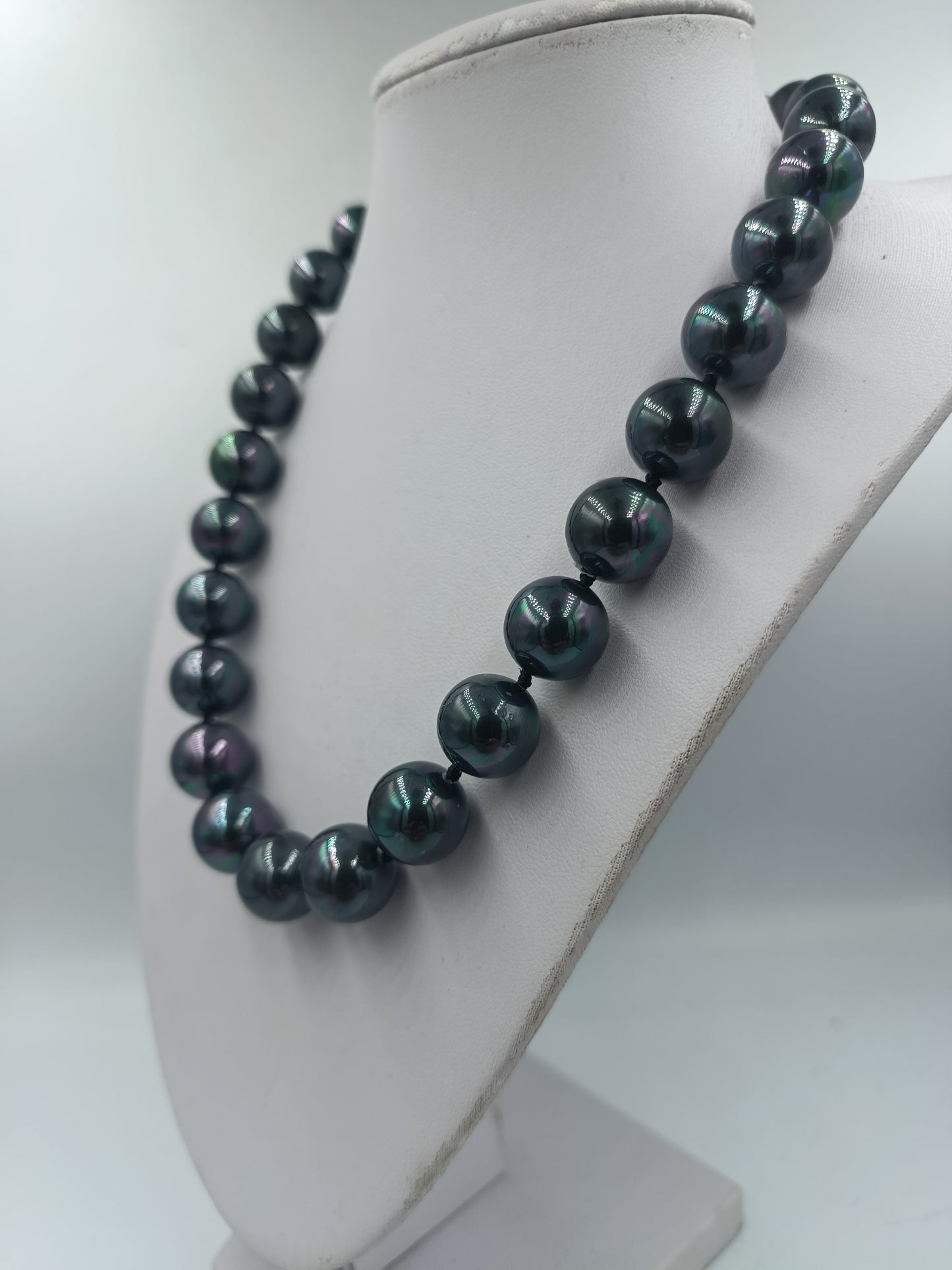 Halskette mit schwarzen schimmernden Perlen eleganter Modeschmuck klassisch