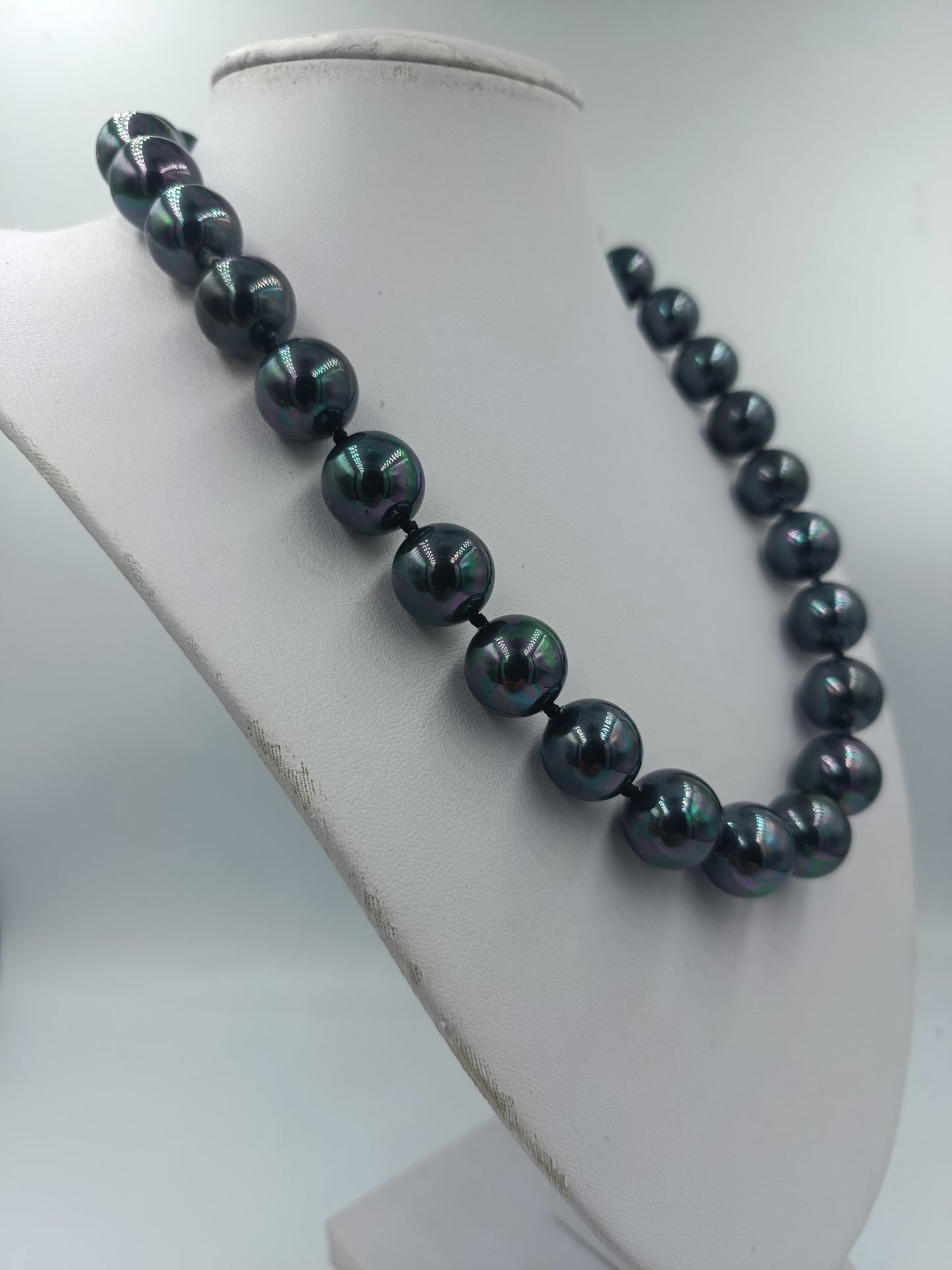 Halskette mit schwarzen schimmernden Perlen eleganter Modeschmuck klassisch